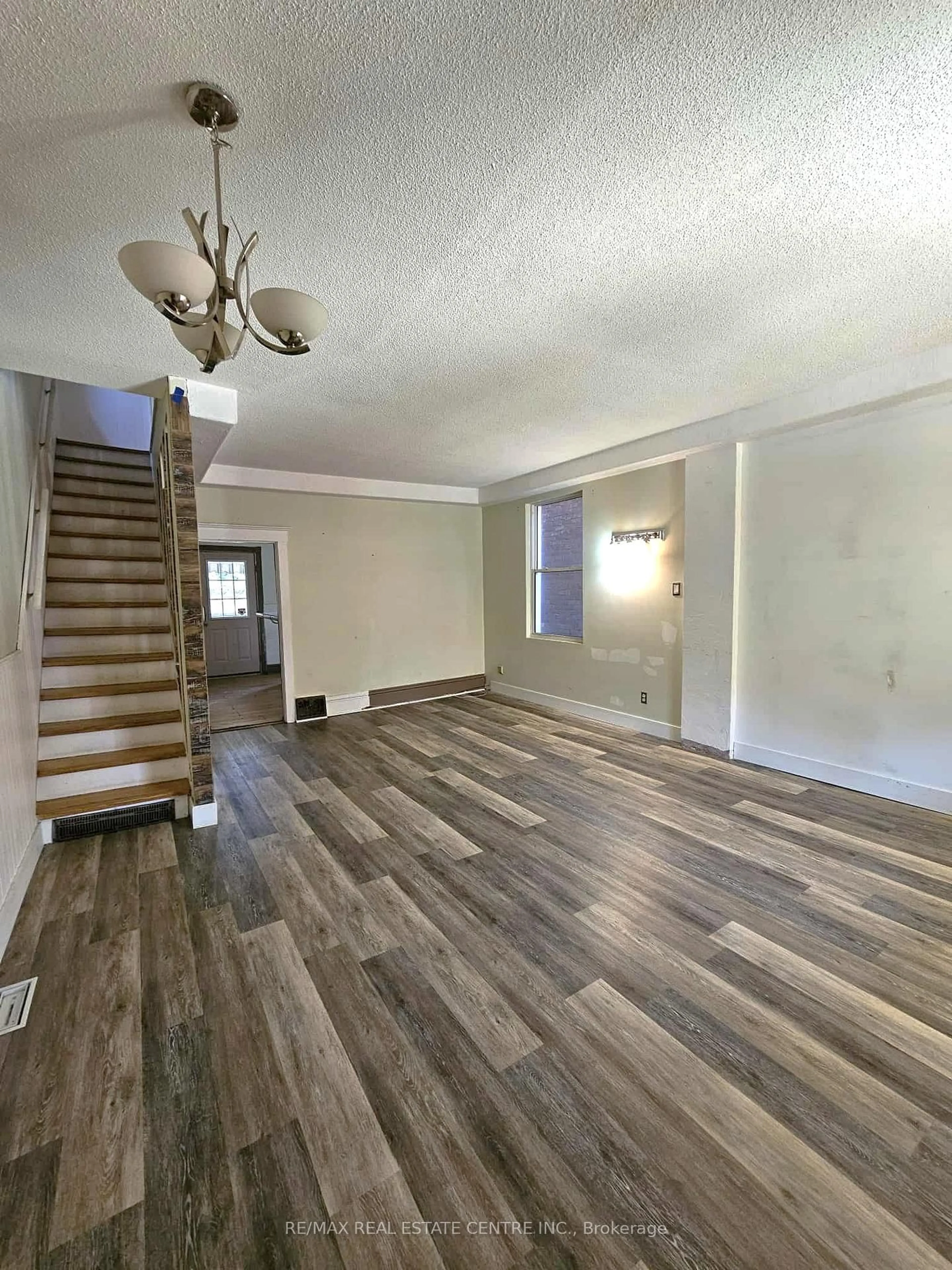 A pic of a room for 35 Fairleigh Ave, Hamilton Ontario L8L 6H1