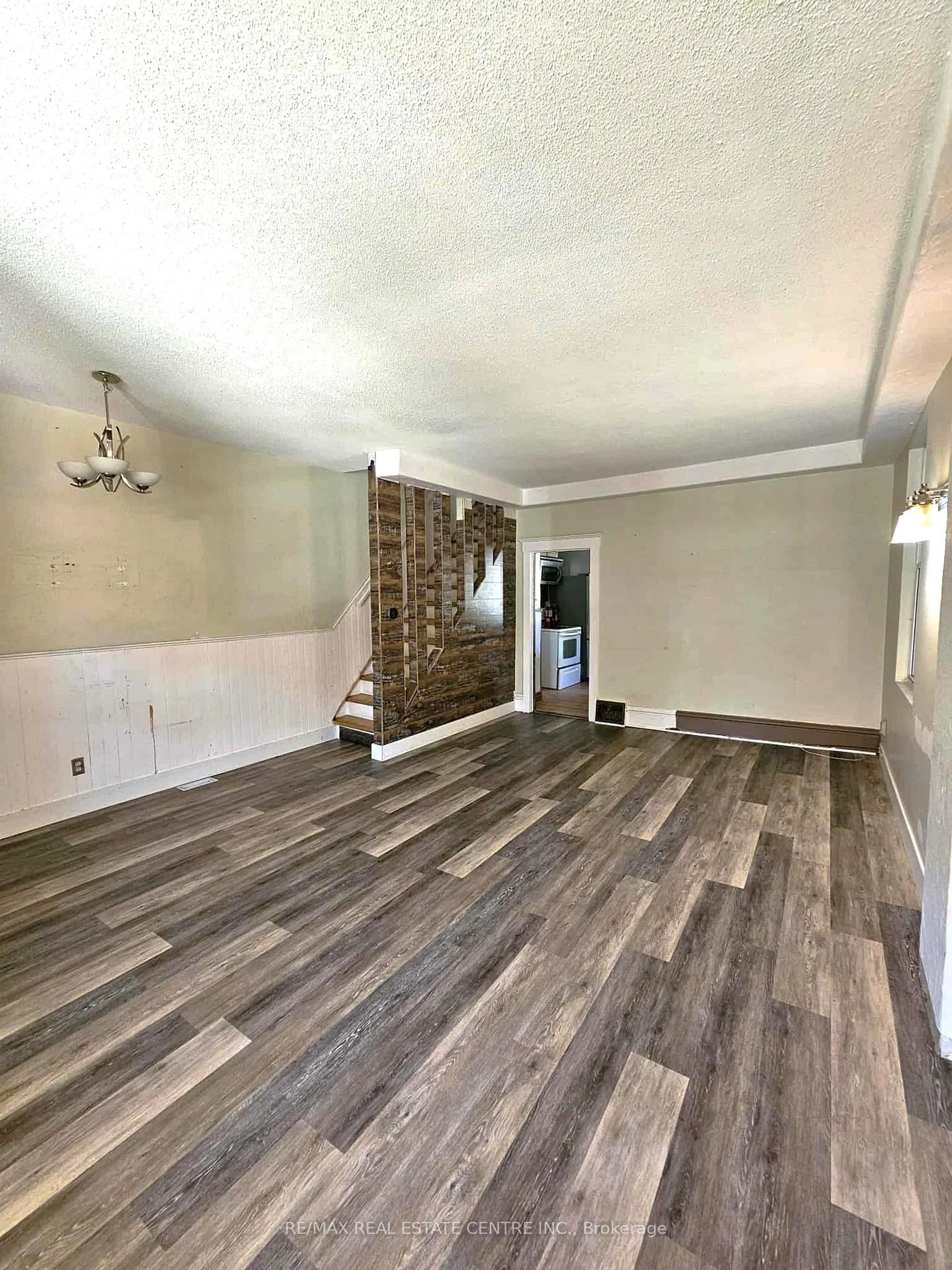 A pic of a room for 35 Fairleigh Ave, Hamilton Ontario L8L 6H1