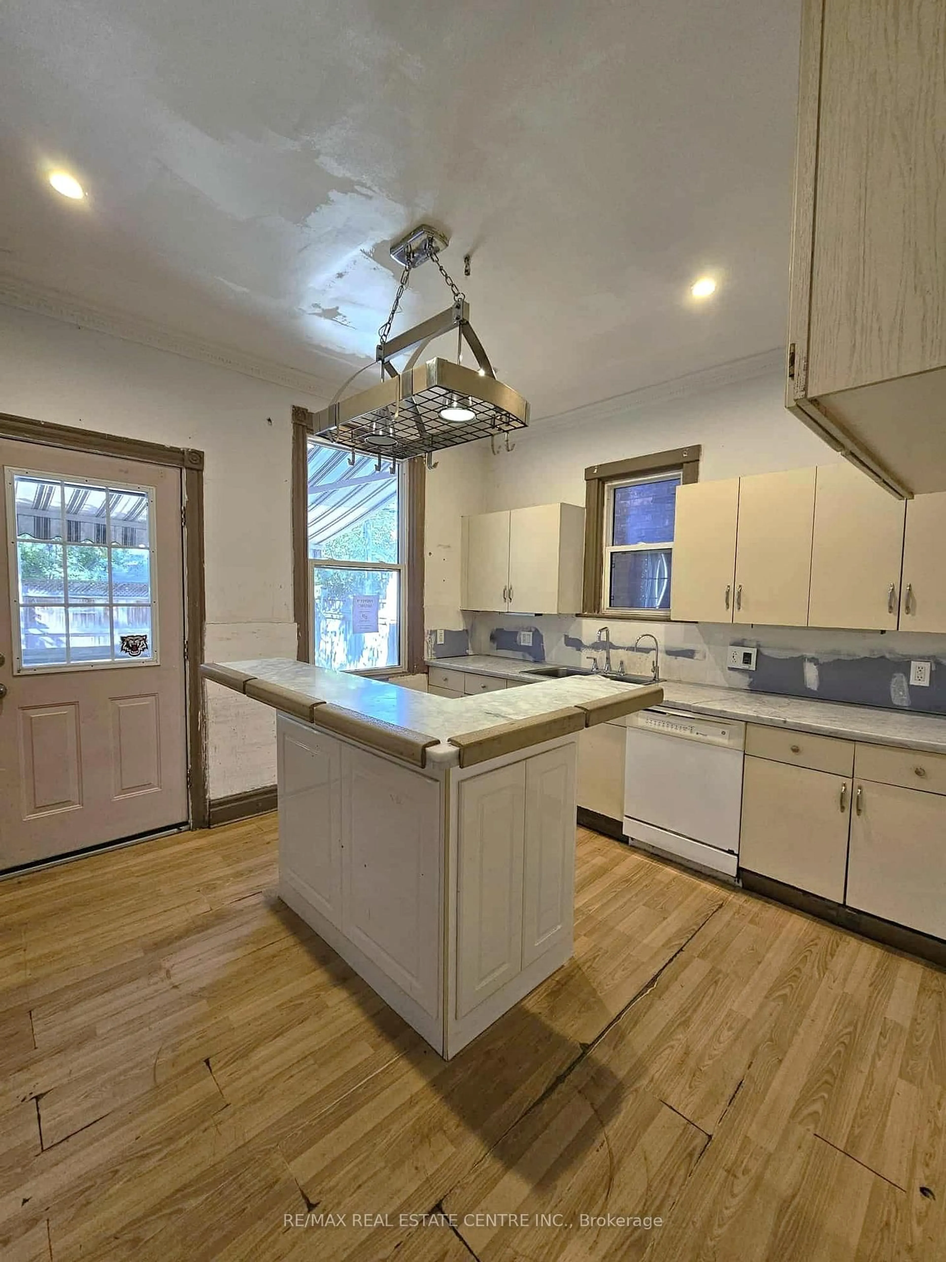 Open concept kitchen, unknown for 35 Fairleigh Ave, Hamilton Ontario L8L 6H1