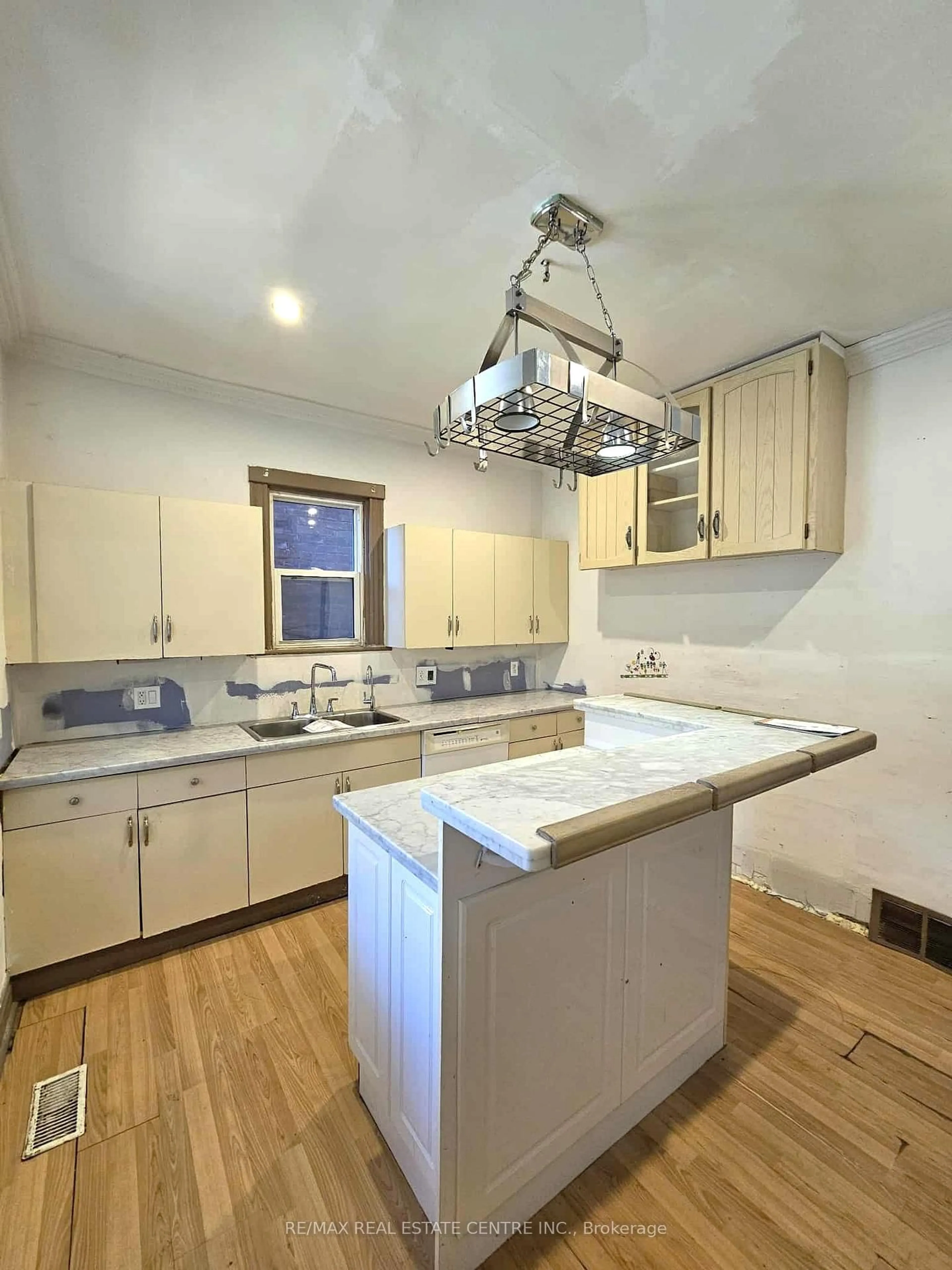 Unknown for 35 Fairleigh Ave, Hamilton Ontario L8L 6H1