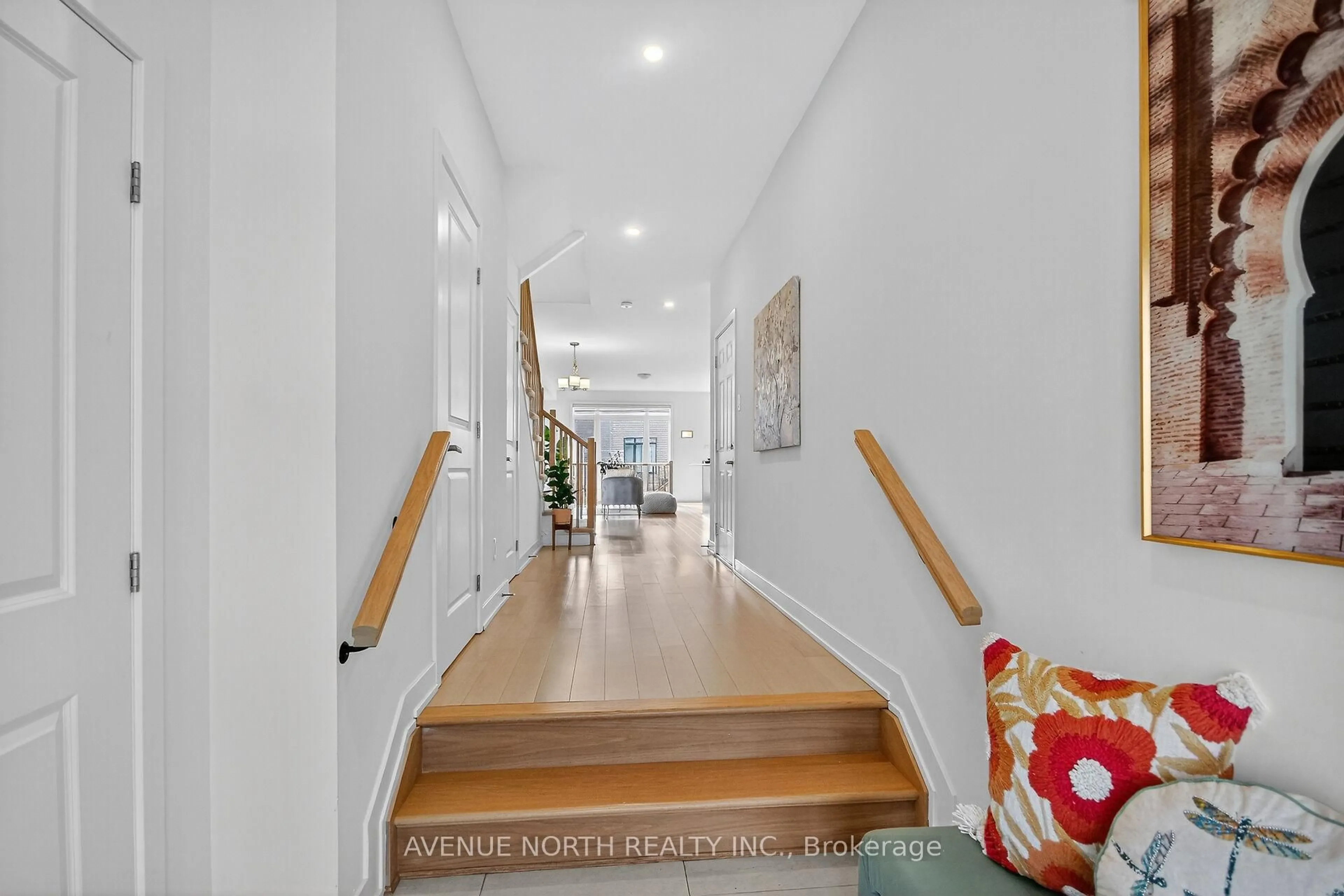 Indoor foyer for 4012 Jockvale Rd, Ottawa Ontario K2C 3H2