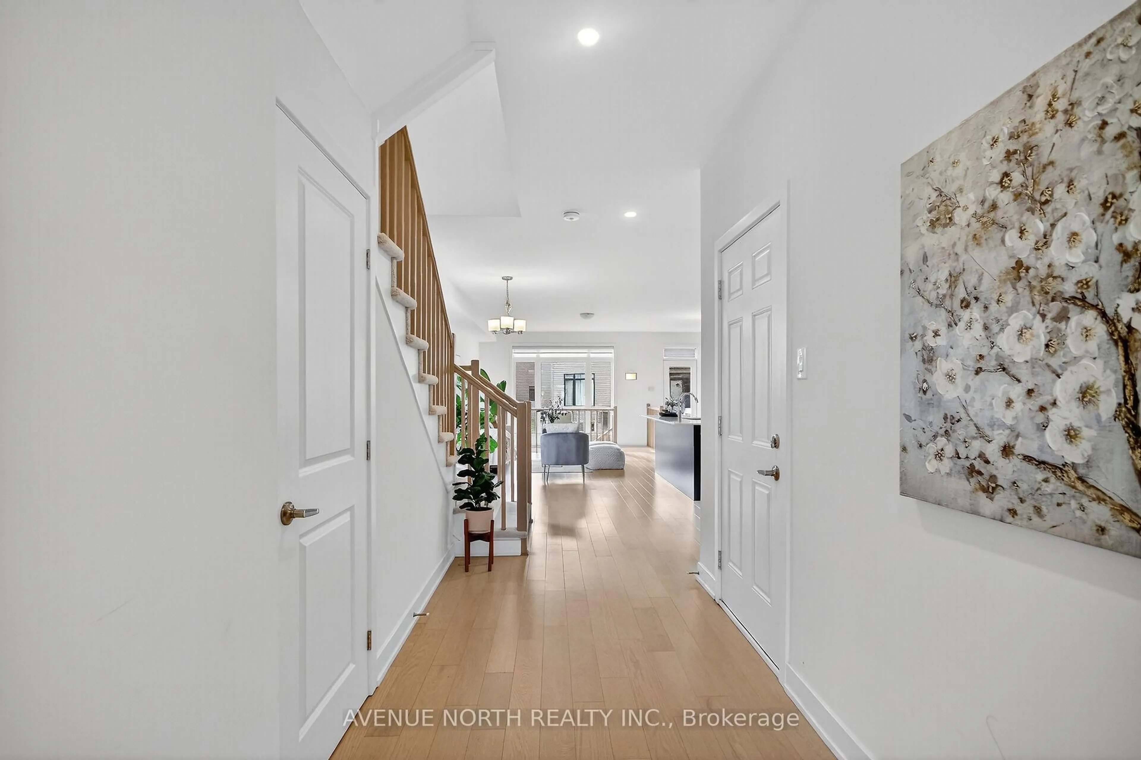Indoor entryway for 4012 Jockvale Rd, Ottawa Ontario K2C 3H2