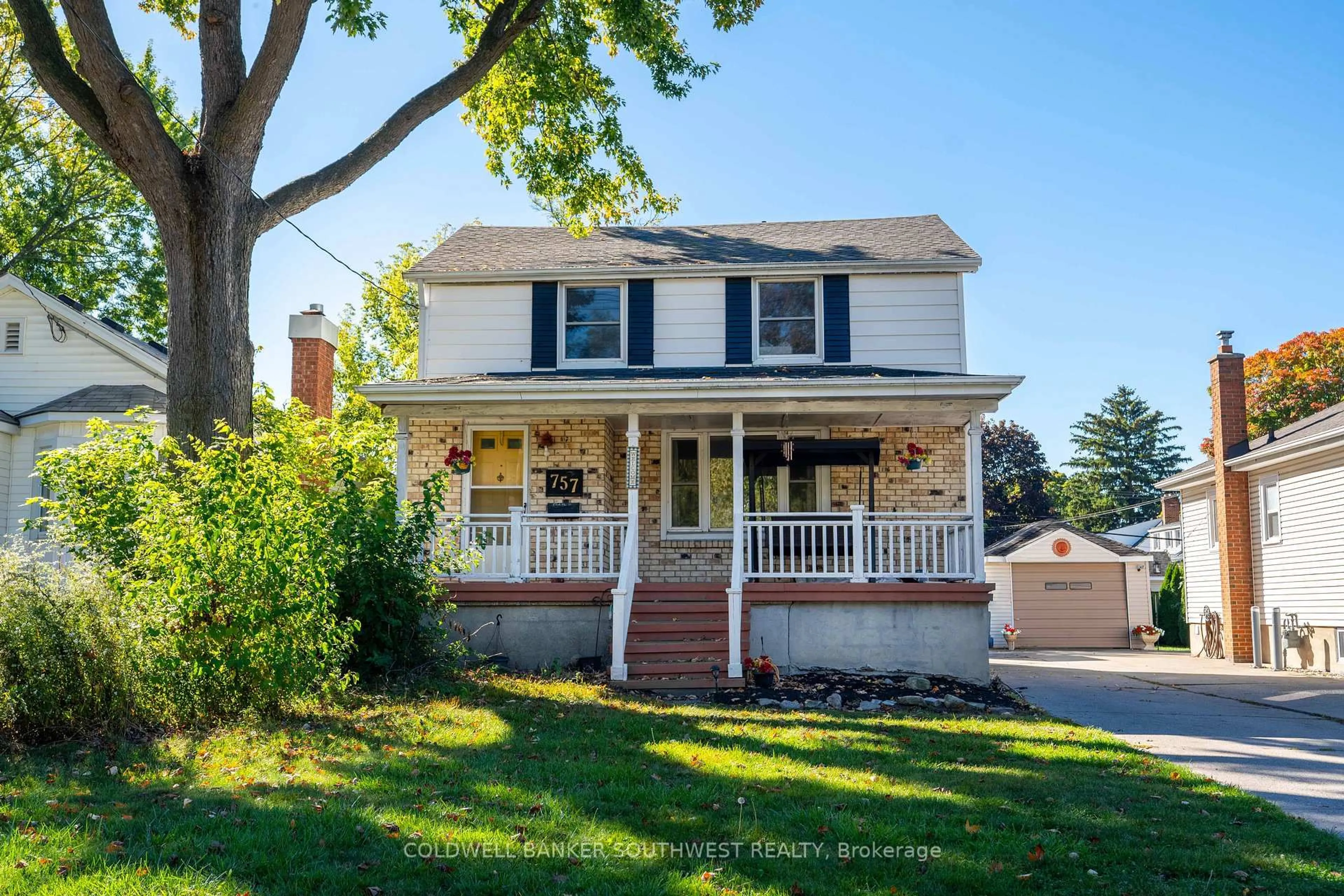 Home with vinyl exterior material, street for 757 Wellington St, Sarnia Ontario N7T 1J4