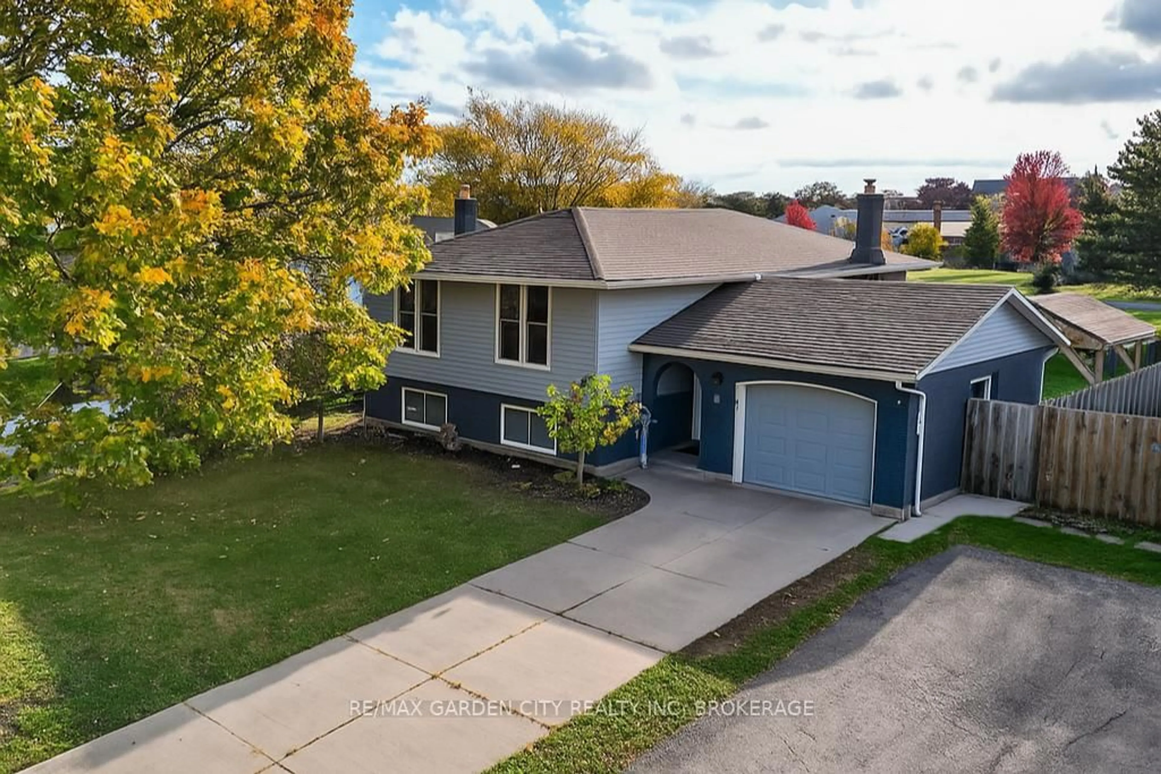 A pic from outside/outdoor area/front of a property/back of a property/a pic from drone, street for 4 Jeanette Dr, St. Catharines Ontario L2N 6M4