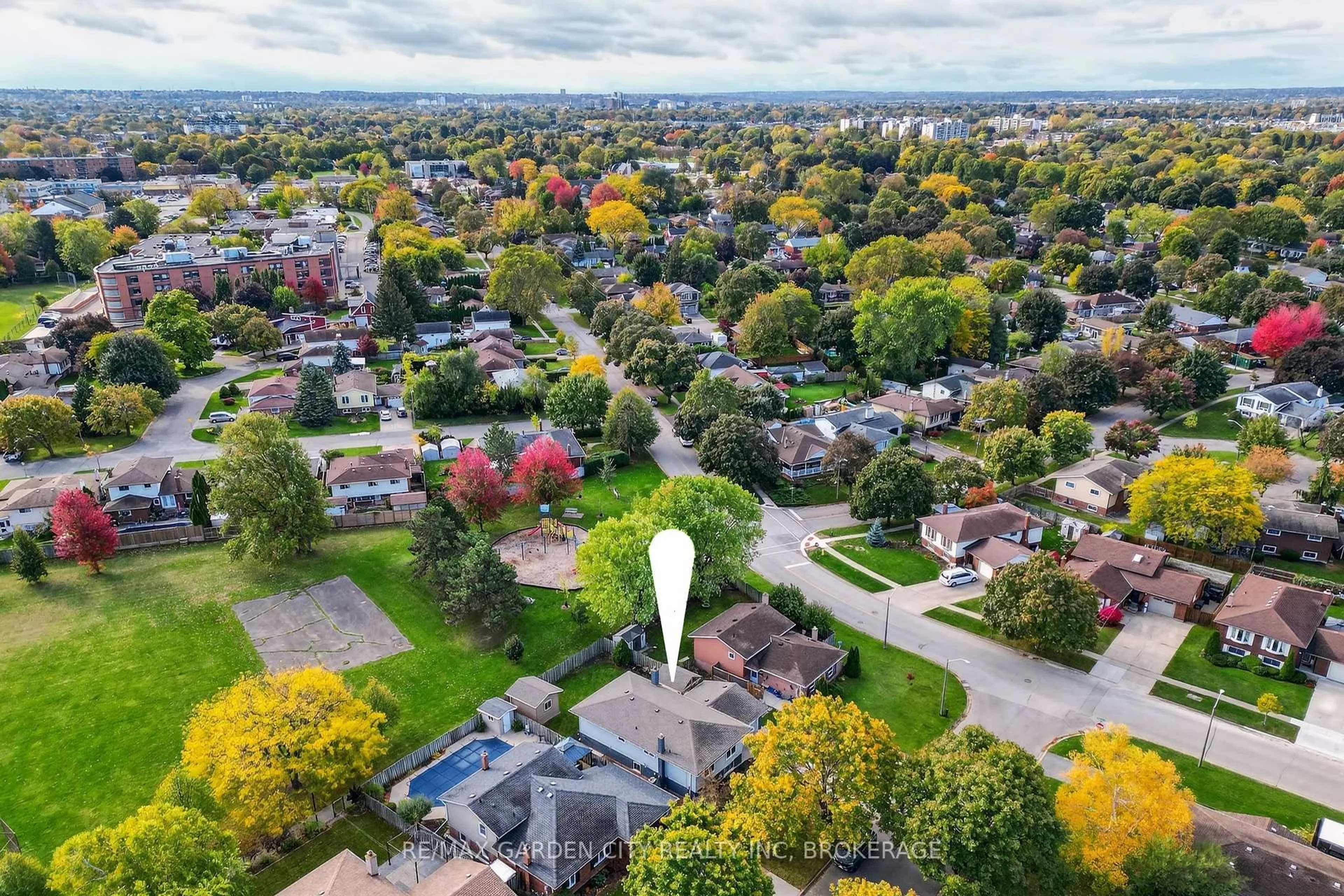A pic from outside/outdoor area/front of a property/back of a property/a pic from drone, street for 4 Jeanette Dr, St. Catharines Ontario L2N 6M4