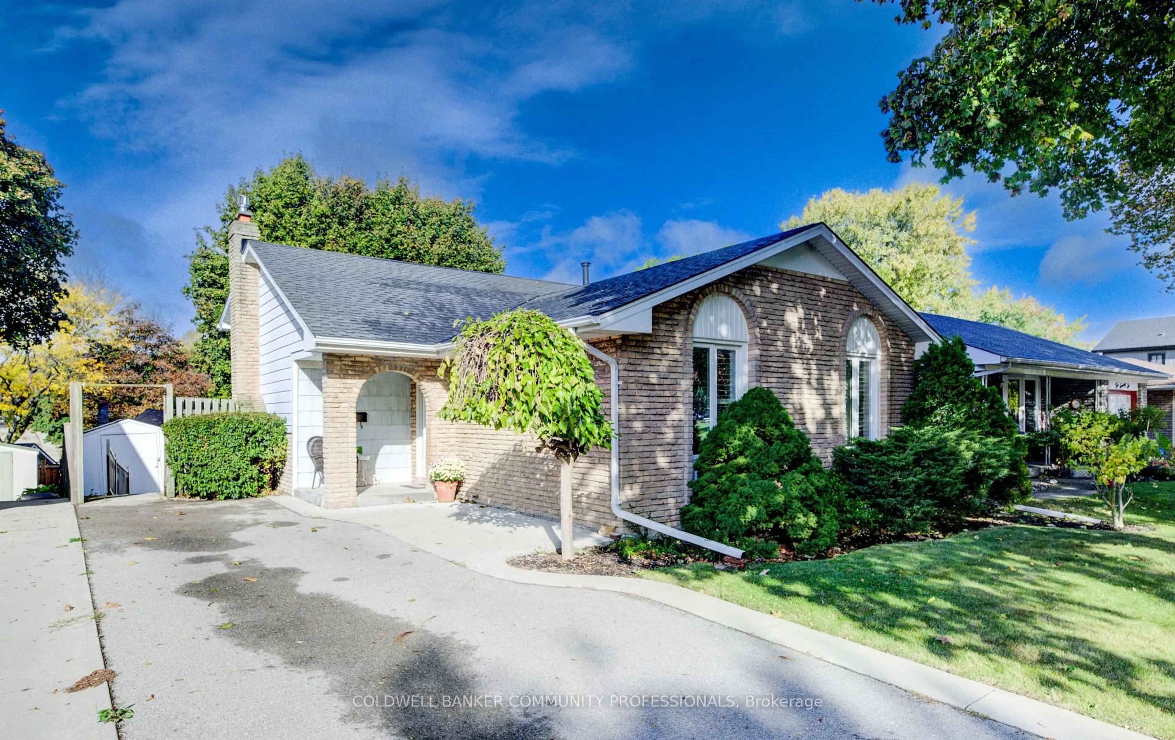 A pic from outside/outdoor area/front of a property/back of a property/a pic from drone, street for 280 Wendover Dr, Hamilton Ontario L9C 5X8
