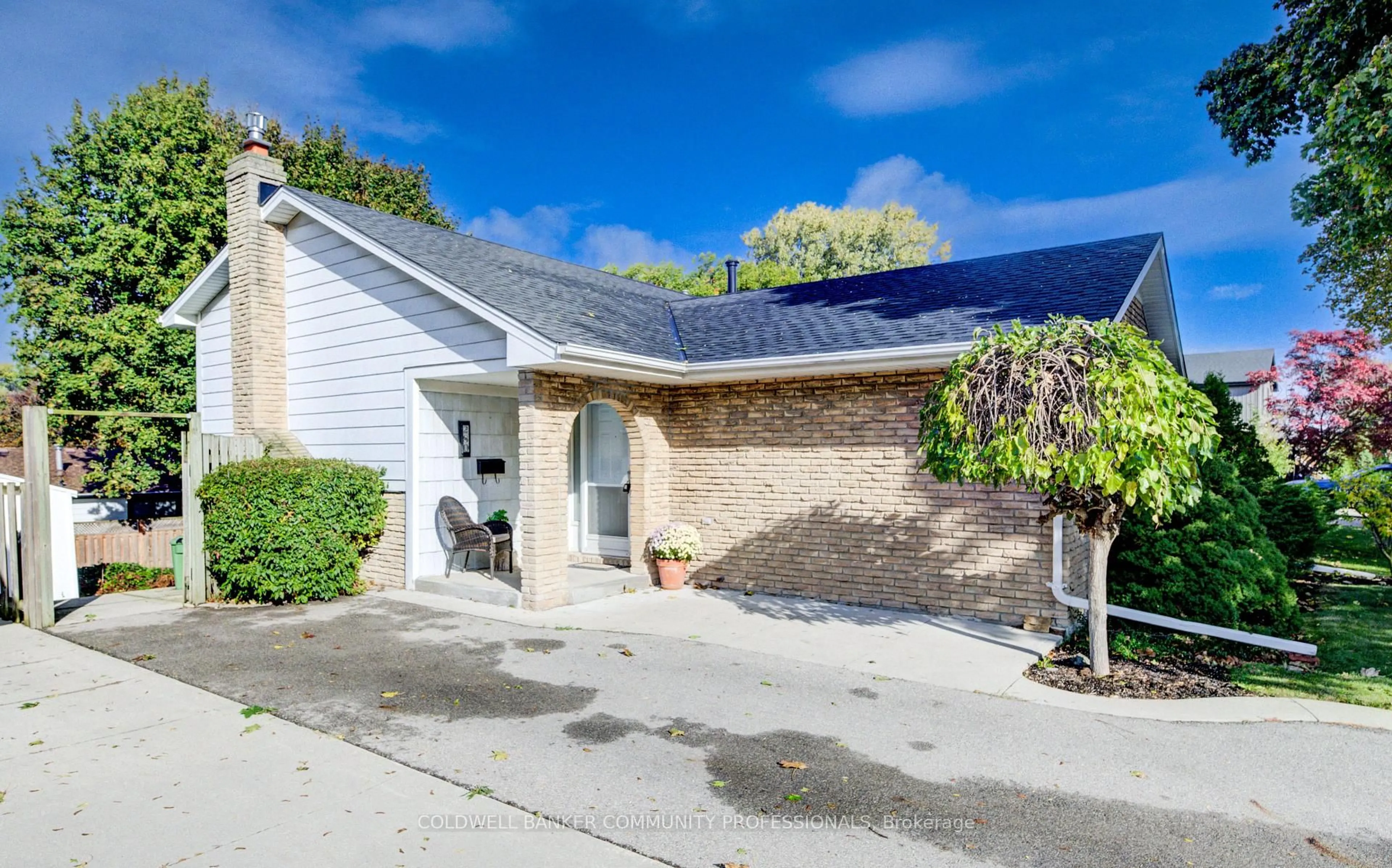 A pic from outside/outdoor area/front of a property/back of a property/a pic from drone, unknown for 280 Wendover Dr, Hamilton Ontario L9C 5X8