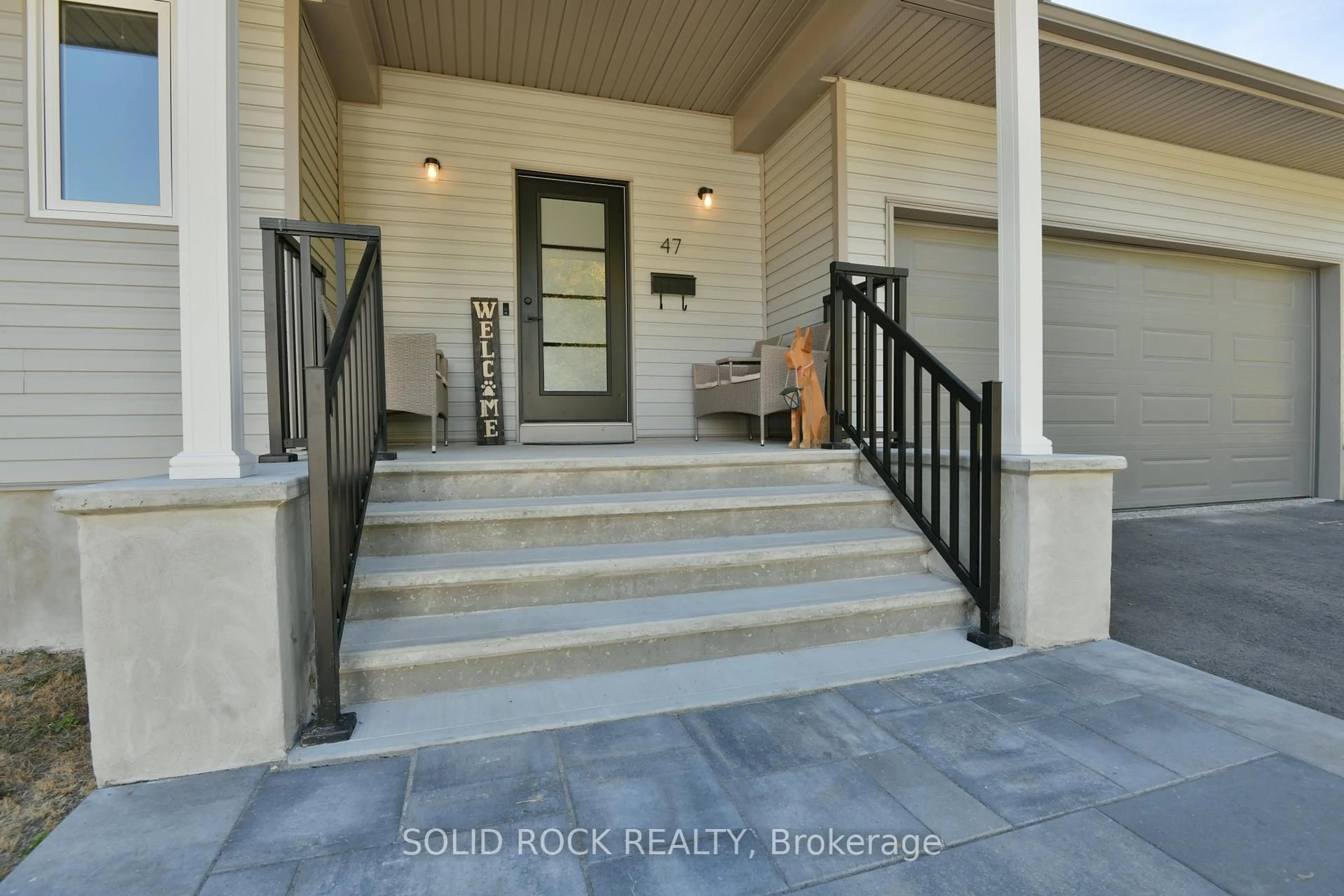 Indoor entryway for 47 Mill Lane, Arnprior Ontario K7S 1L1