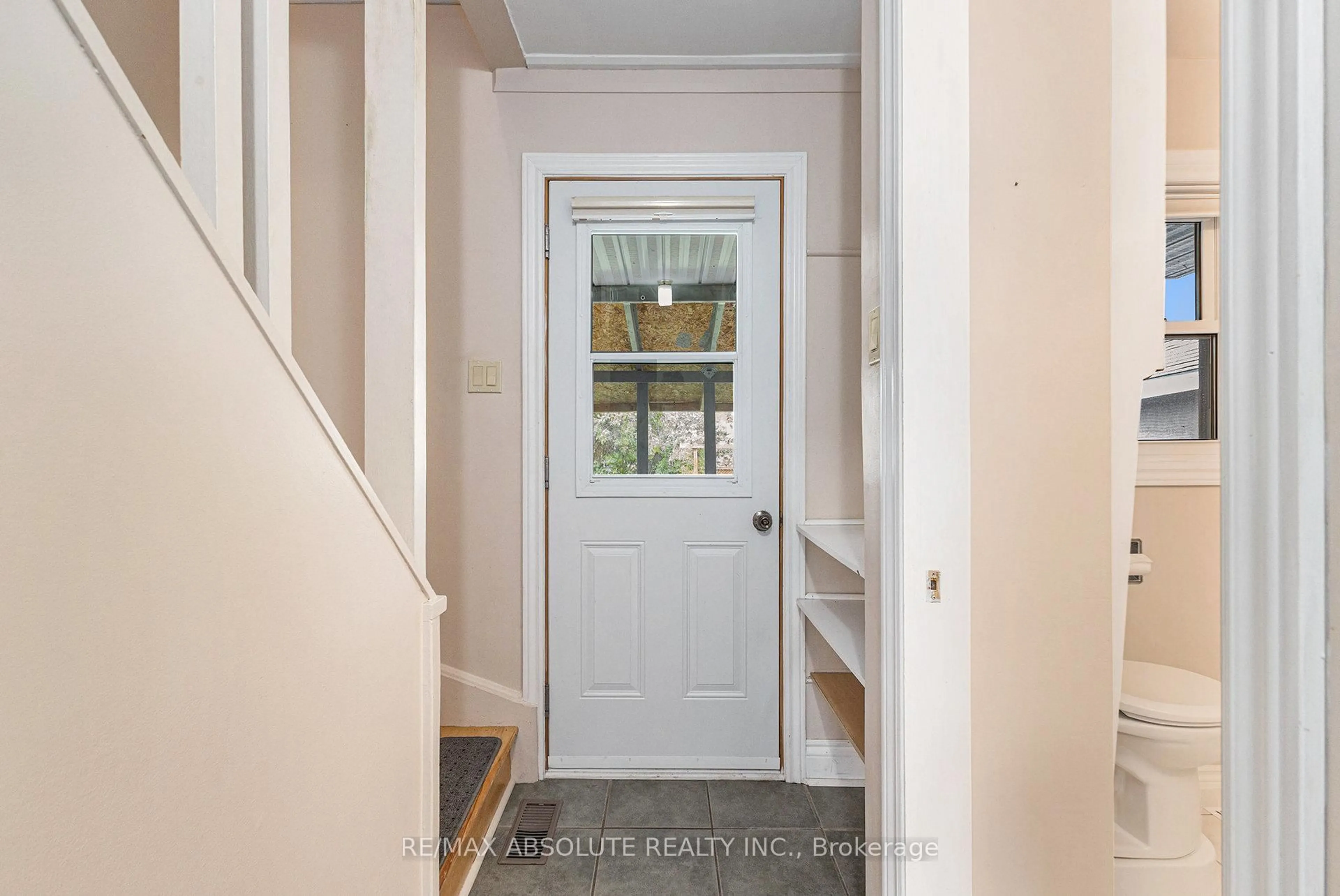 Indoor entryway for 104 Third Ave, Arnprior Ontario K7S 1Y8