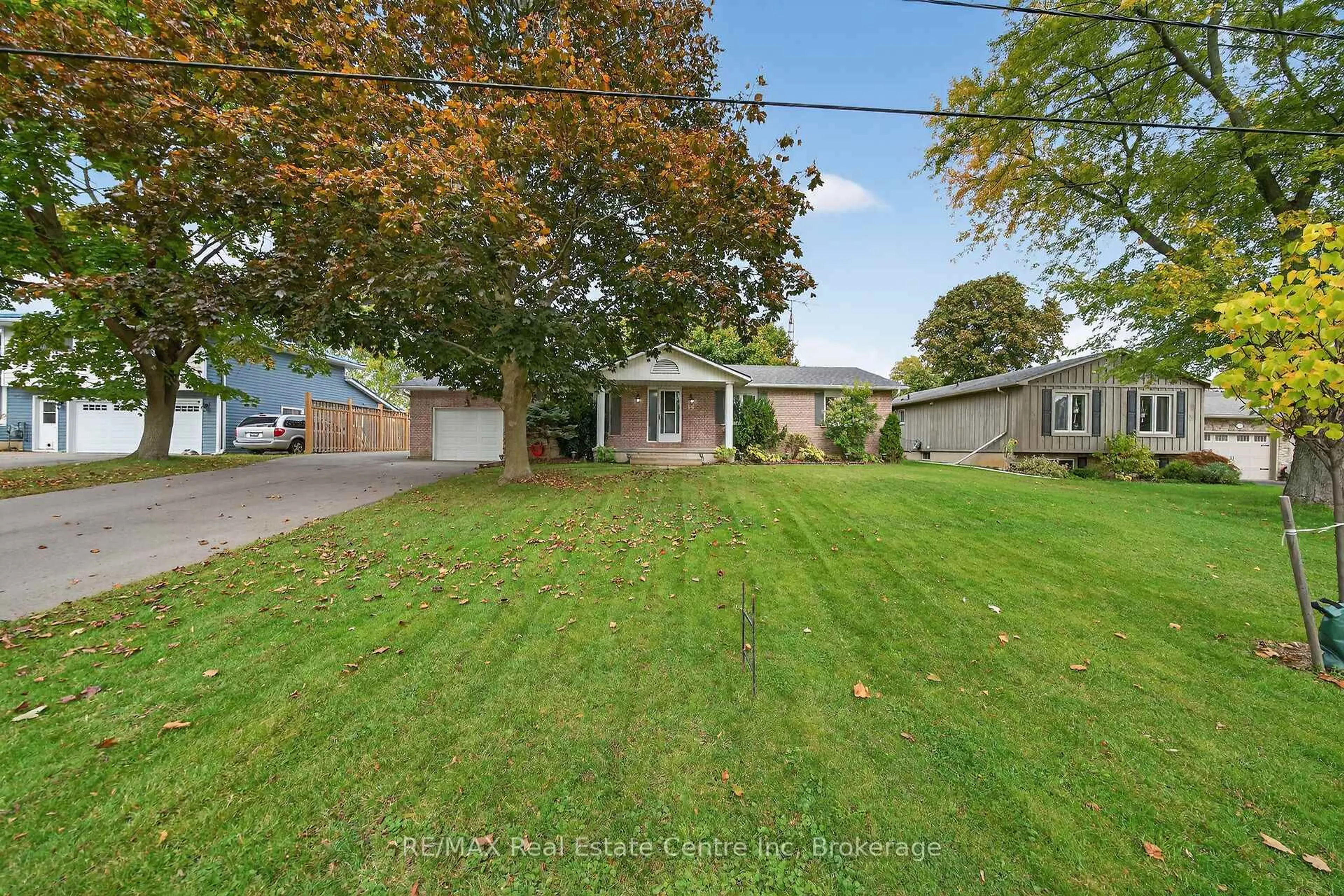 A pic from outside/outdoor area/front of a property/back of a property/a pic from drone, street for 14 Chippewa St, Haldimand Ontario N0A 1E0
