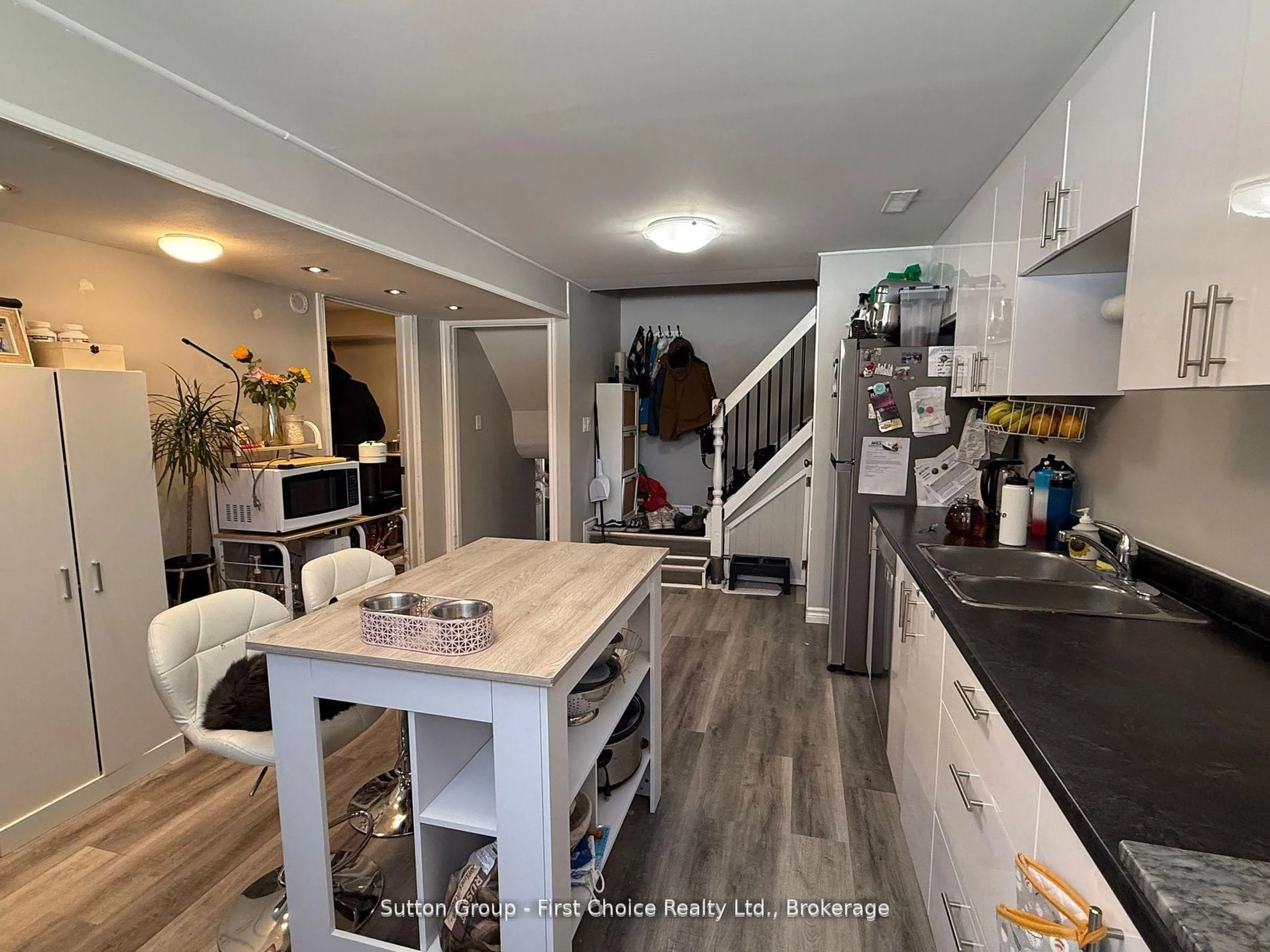 Open concept kitchen, wood/laminate floor for 75 Cleveland Pl, London South Ontario N5Z 4T5