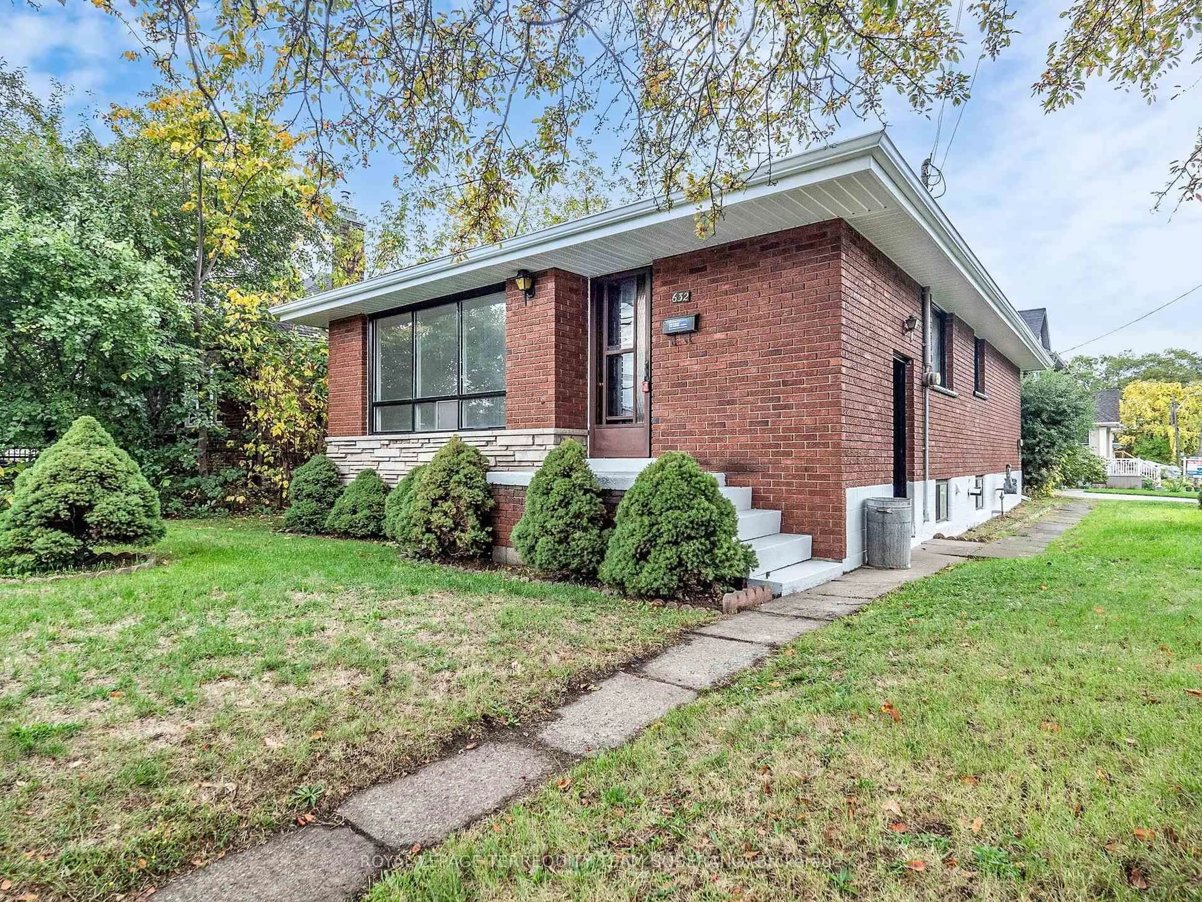 Home with brick exterior material, street for 632 Beach Blvd, Hamilton Ontario L8H 6Y1