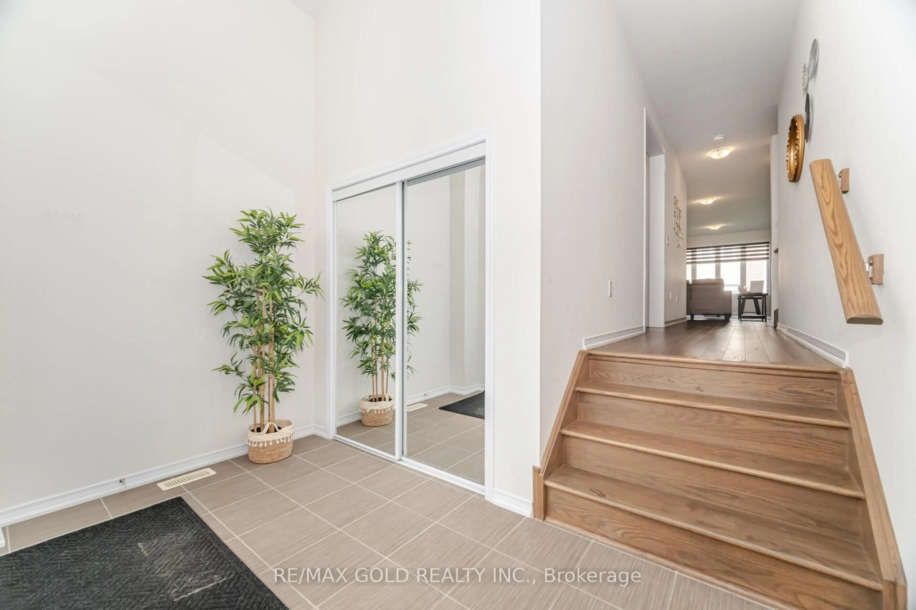 Indoor foyer for 3 Sara Dr, Thorold Ontario L3B 0G2