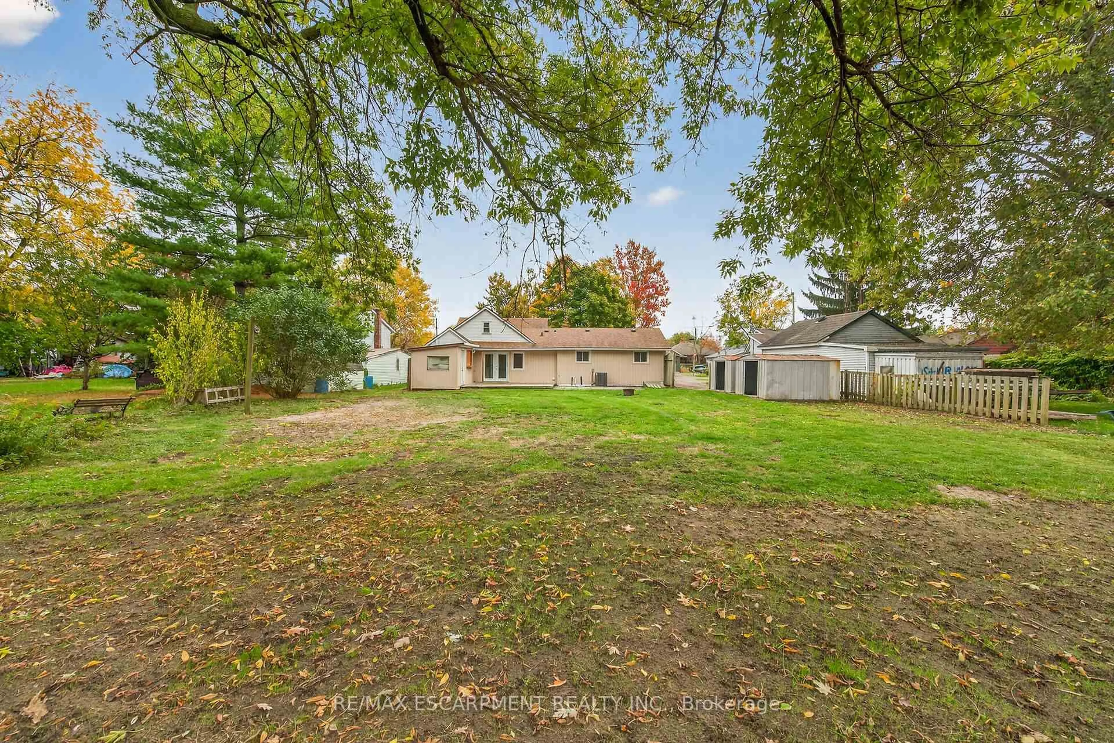 A pic from outside/outdoor area/front of a property/back of a property/a pic from drone, unknown for 436 West St, Haldimand Ontario N1A 2V3