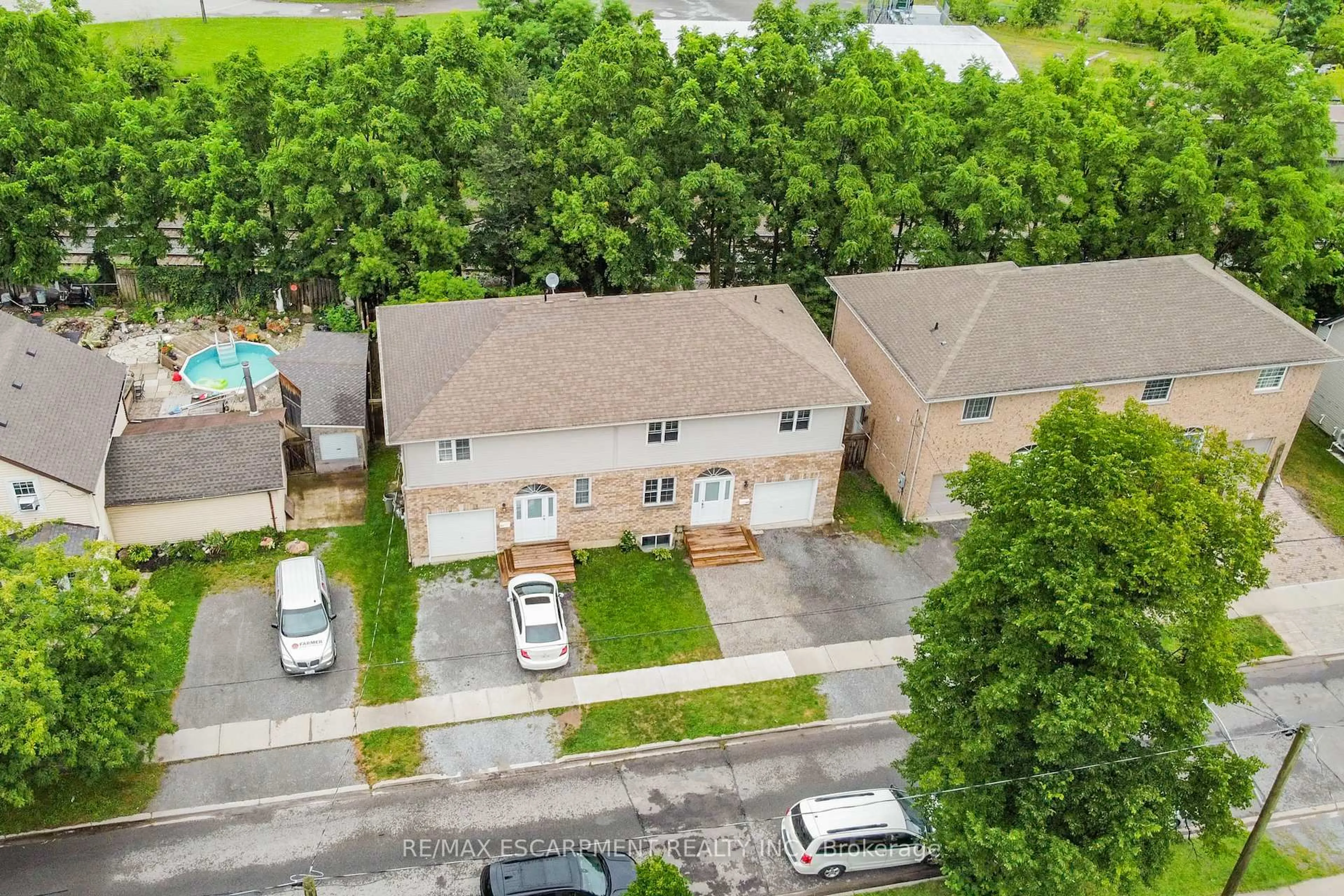 A pic from outside/outdoor area/front of a property/back of a property/a pic from drone, street for 27B Walnut St, St. Catharines Ontario L2T 1H6