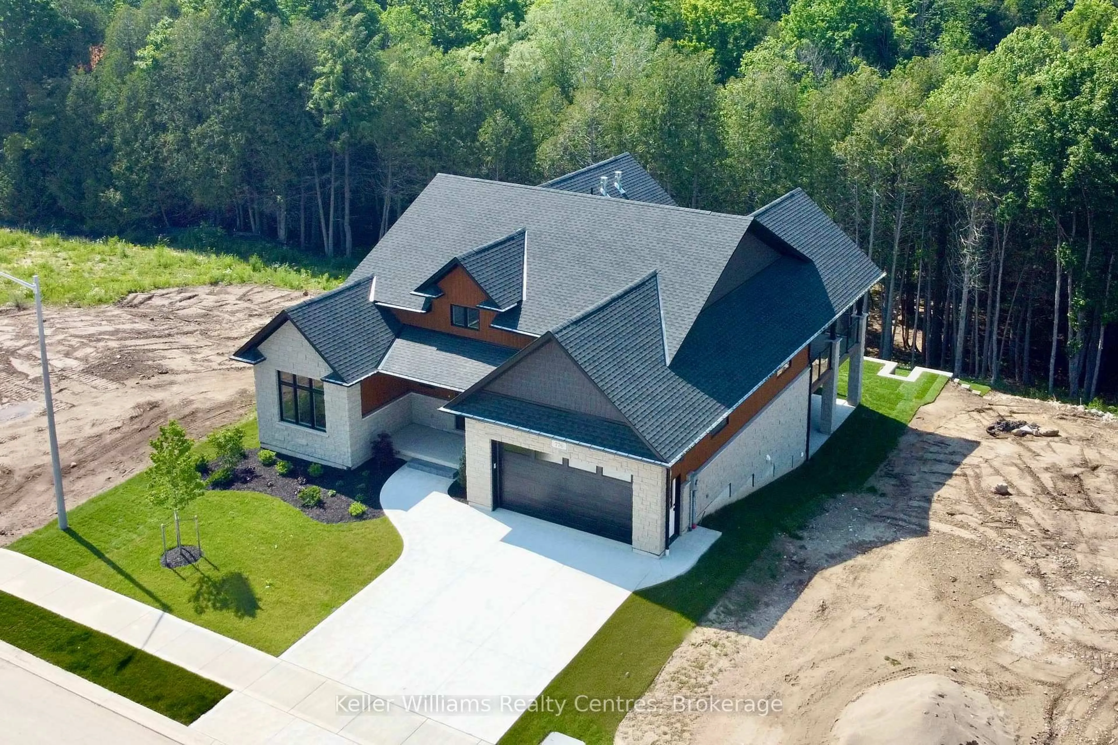 A pic from outside/outdoor area/front of a property/back of a property/a pic from drone, building for 776 20th St, Hanover Ontario N4N 0C5