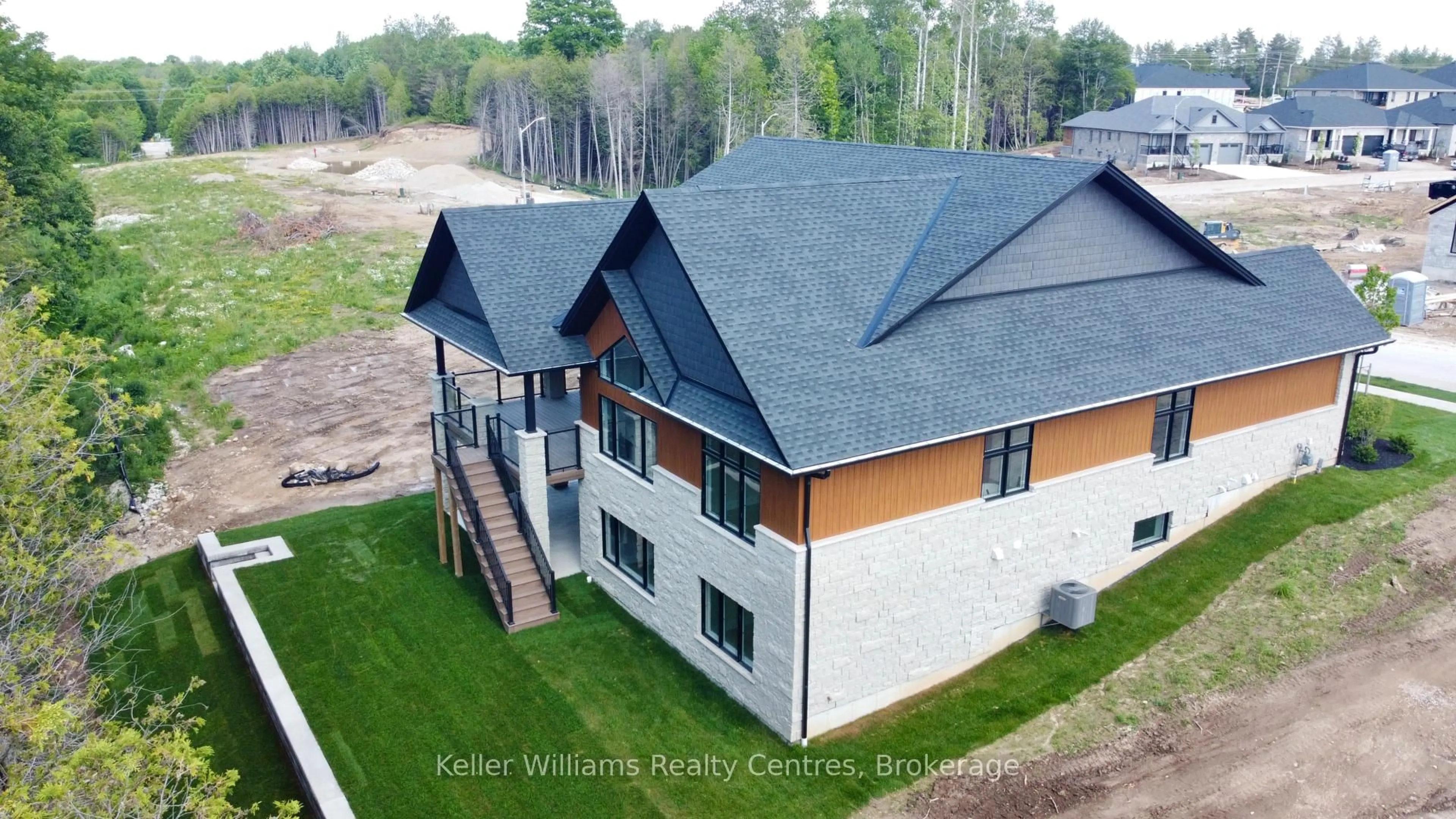 A pic from outside/outdoor area/front of a property/back of a property/a pic from drone, building for 776 20th St, Hanover Ontario N4N 0C5