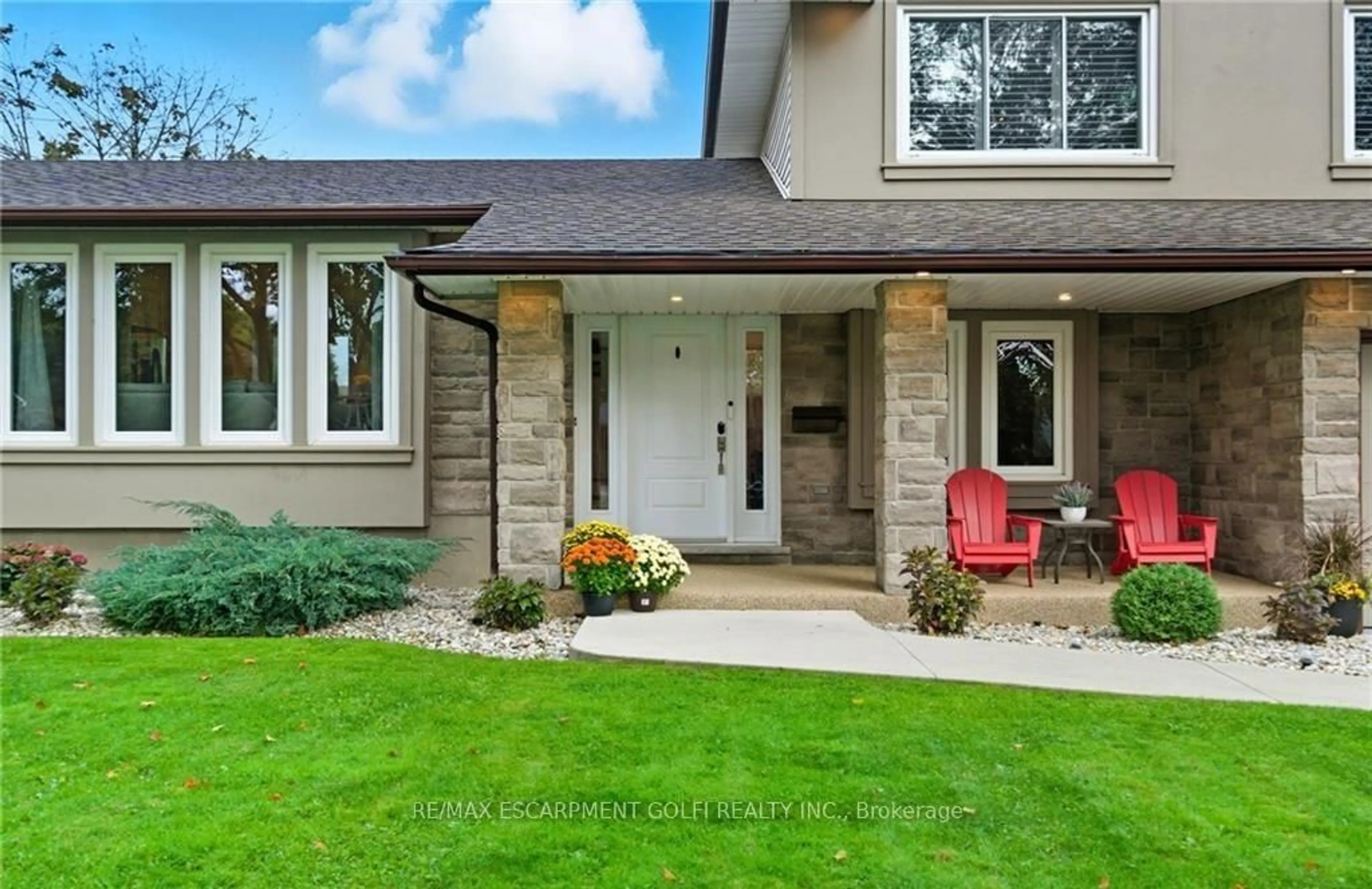 Home with brick exterior material, street for 7 Kenmore Cres, St. Catharines Ontario L2N 4S4