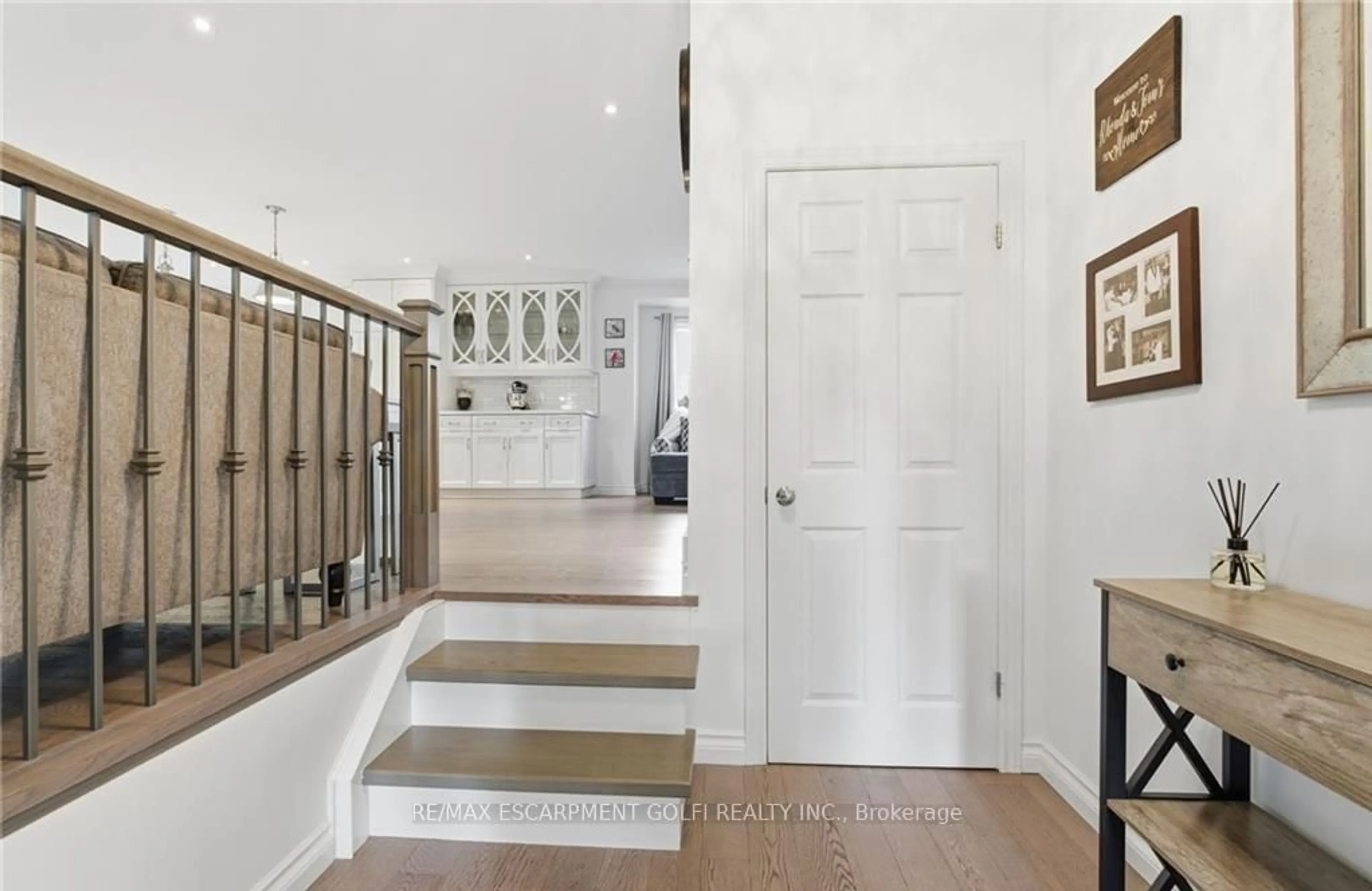 Indoor foyer for 7 Kenmore Cres, St. Catharines Ontario L2N 4S4