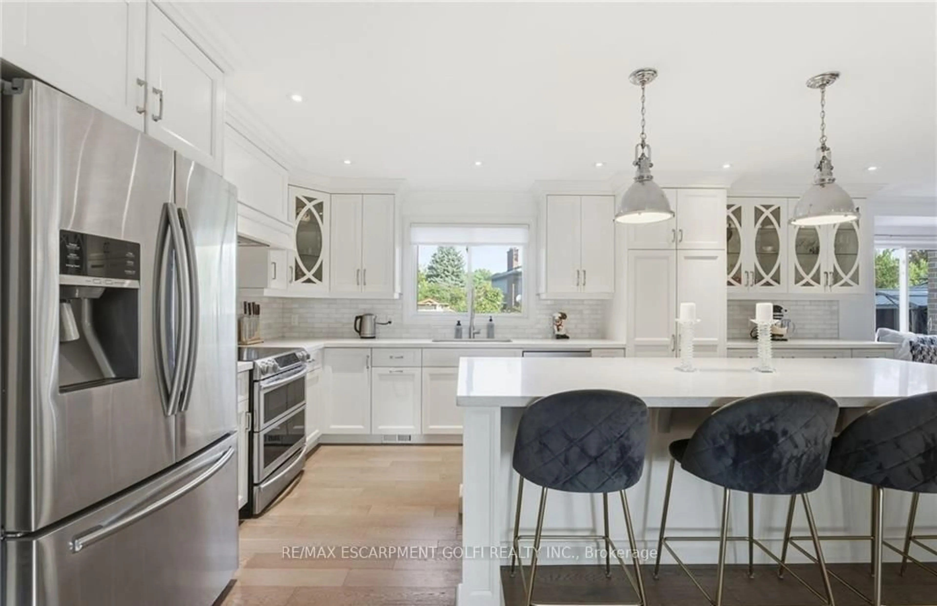 Open concept kitchen, ceramic/tile floor for 7 Kenmore Cres, St. Catharines Ontario L2N 4S4