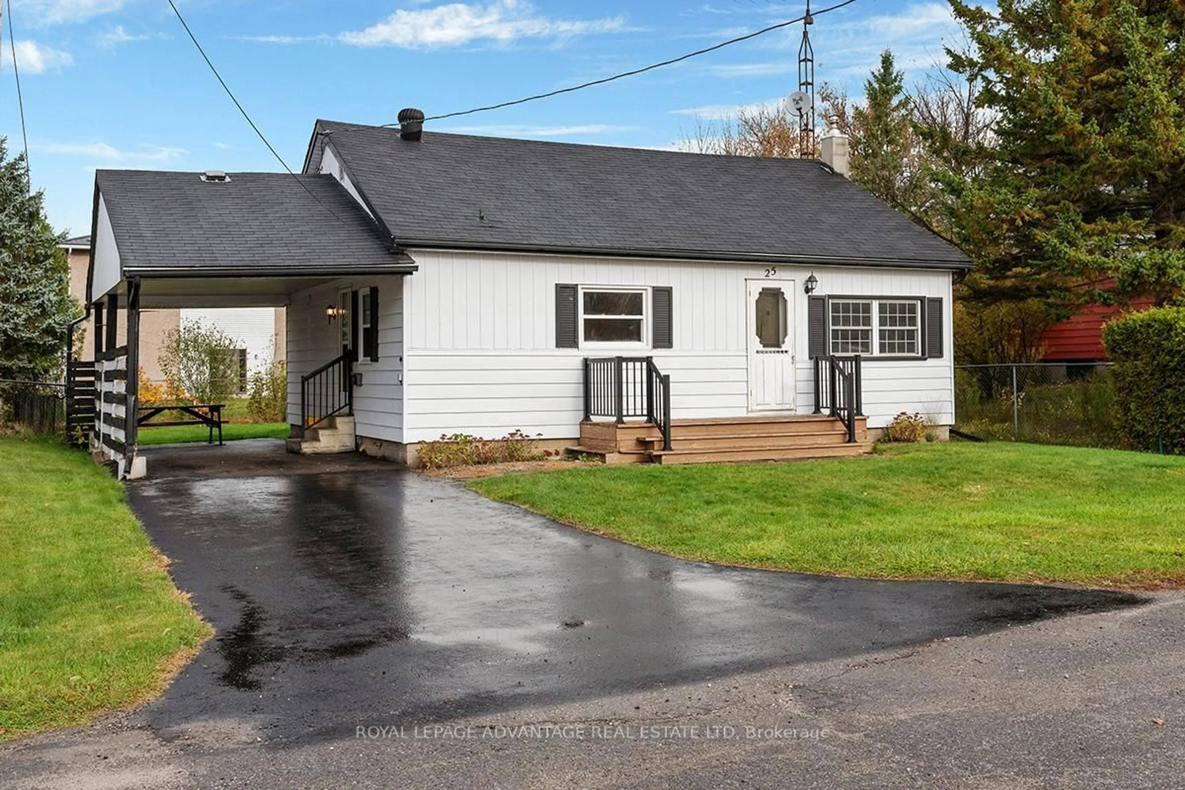Home with vinyl exterior material, street for 25 Brock St, Perth Ontario K7H 1Y9