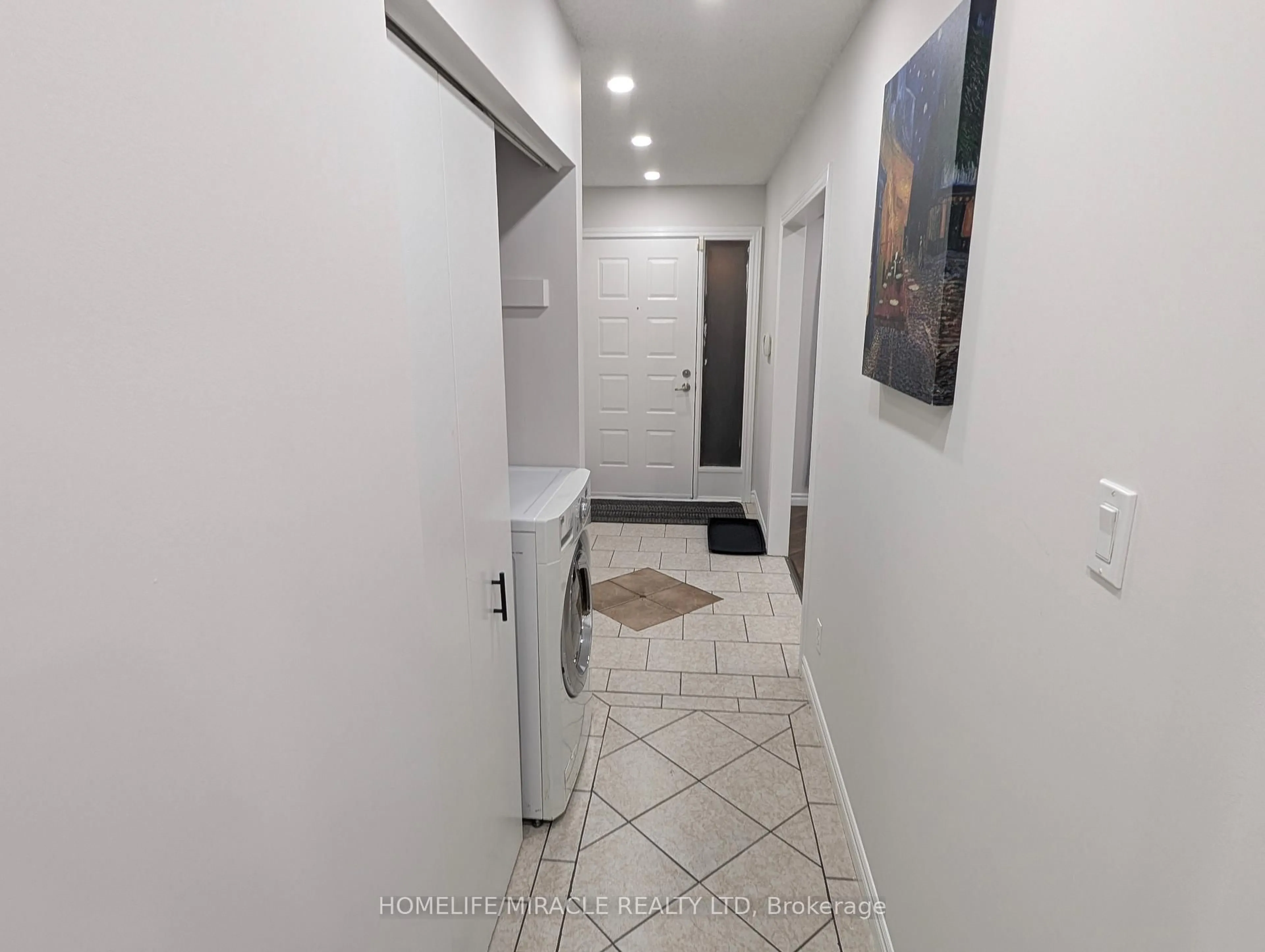 Indoor foyer for 699 Classic Dr, London East Ontario N6W 5X1