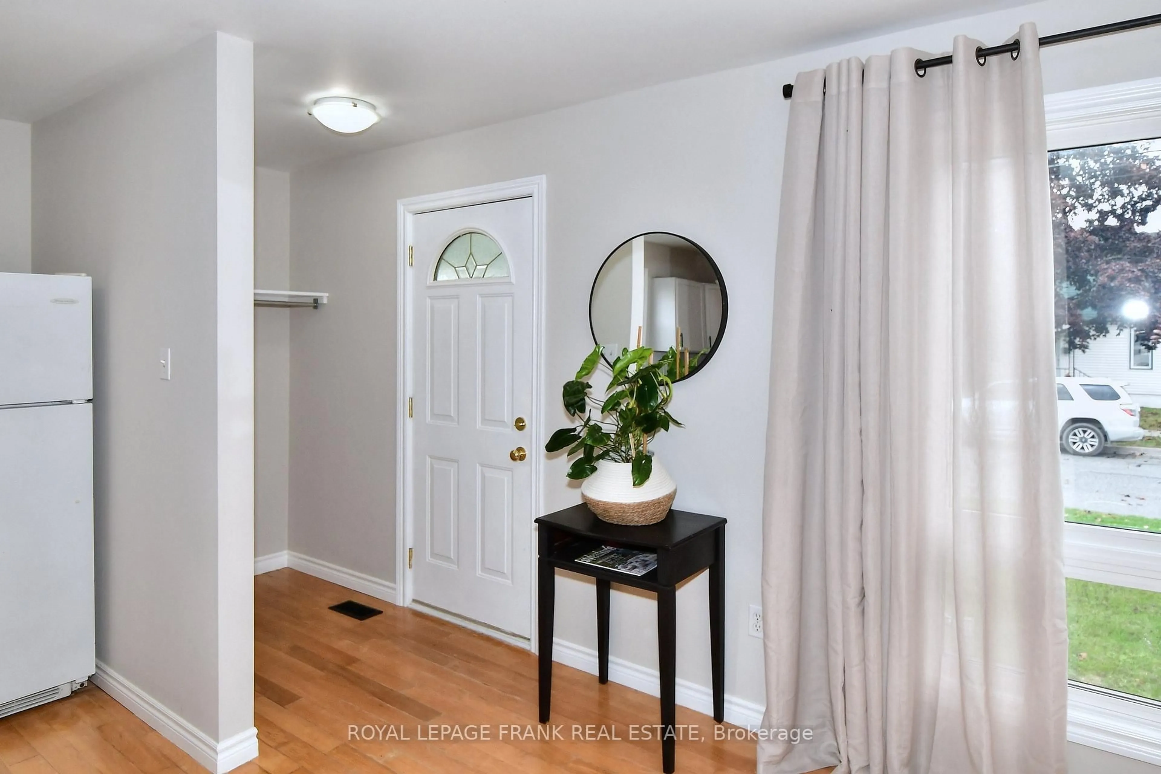 Indoor entryway for 475 Brioux Ave, Peterborough Ontario K9J 4G6