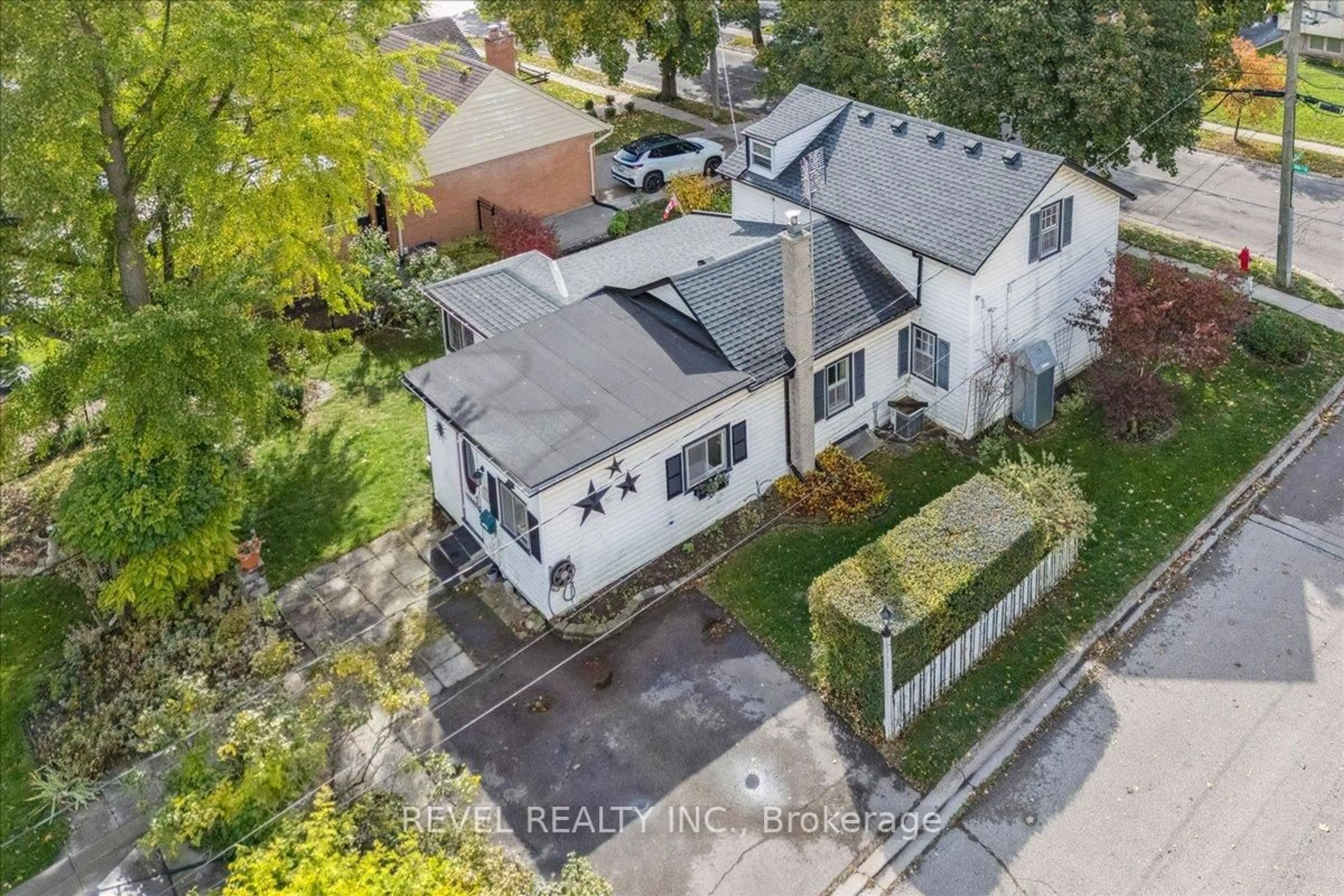 A pic from outside/outdoor area/front of a property/back of a property/a pic from drone, street for 250 Mill St, Hamilton Ontario L0R 2H0