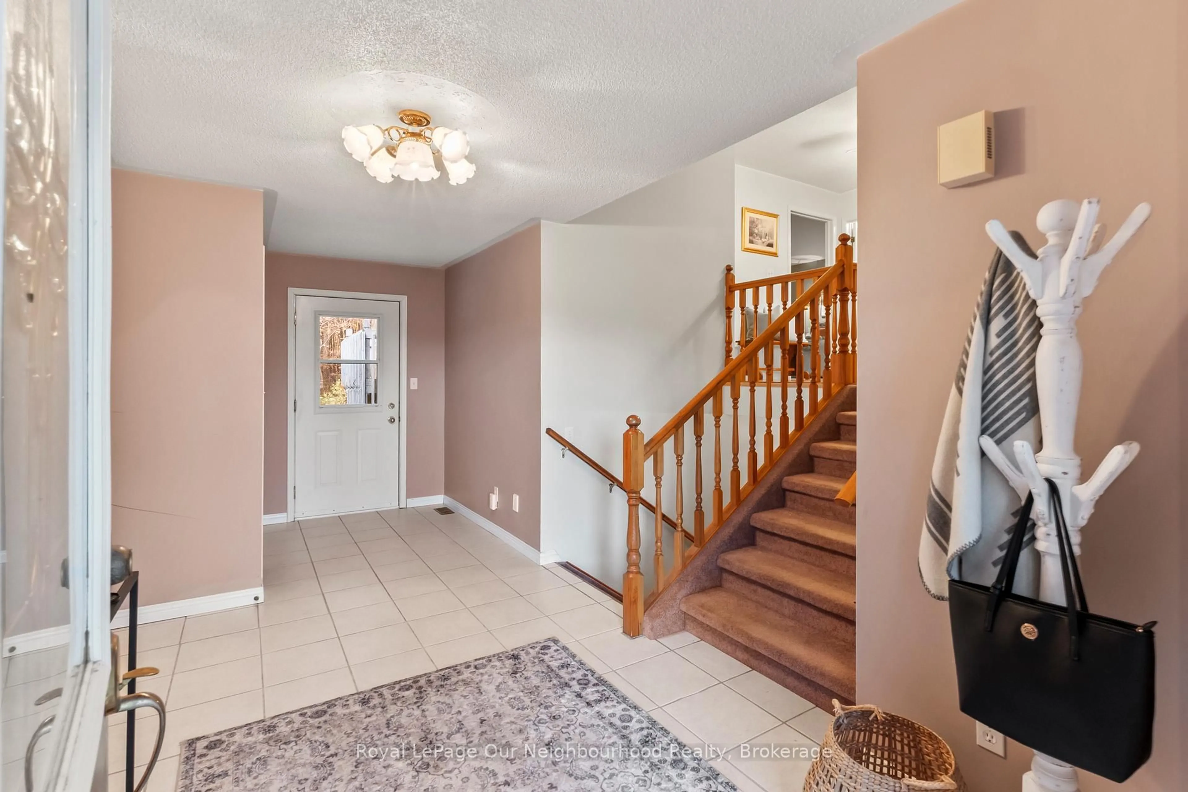 Indoor entryway for 1734 County Rd 26, Brighton Ontario K0K 1H0