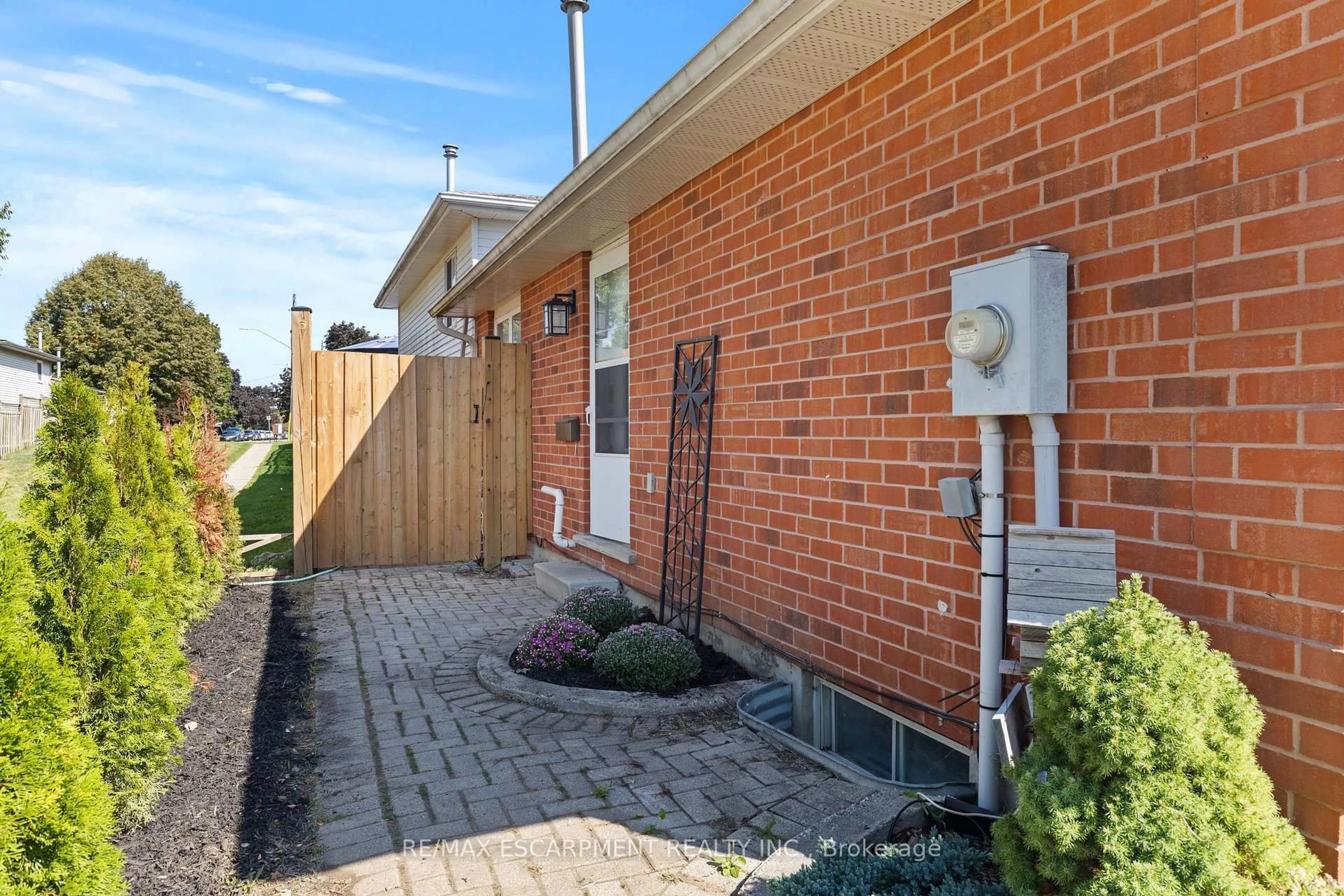 Home with brick exterior material, street for 15 Oak Ave #A, Brant Ontario N3L 3C6