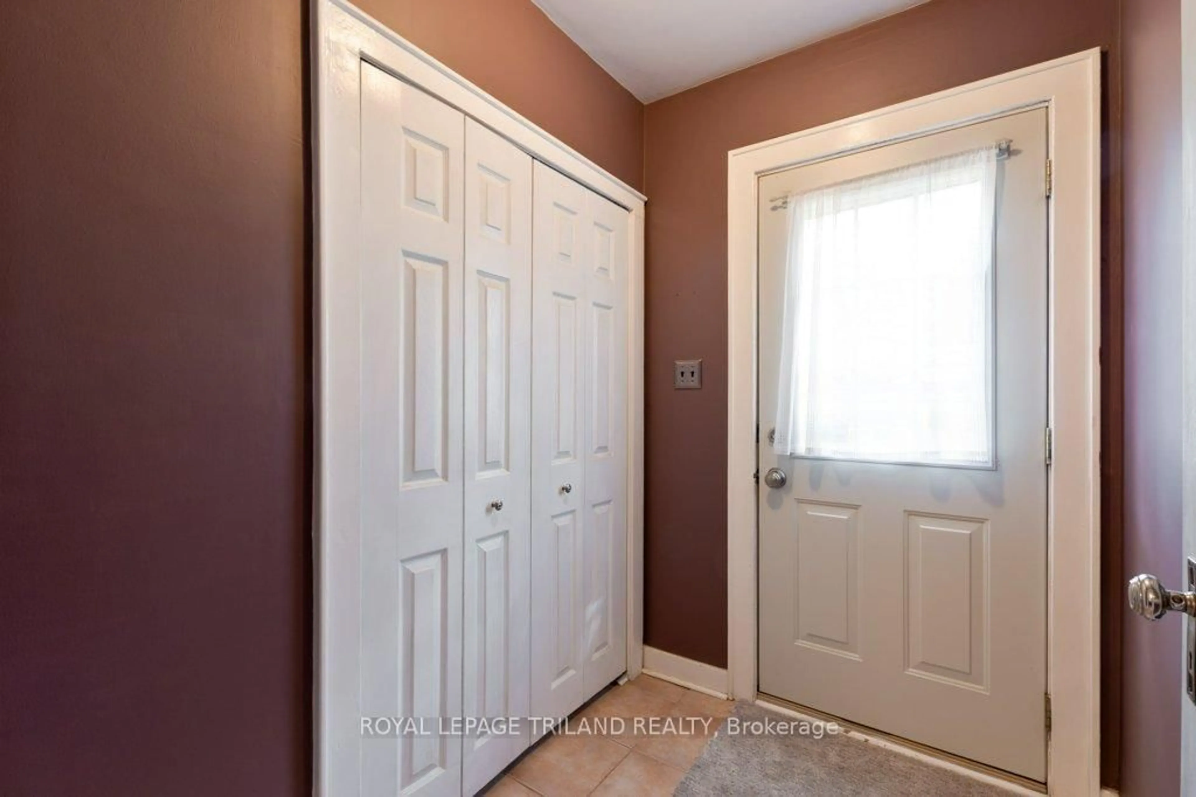 Indoor entryway for 40 St George St, St. Thomas Ontario N5P 2L1