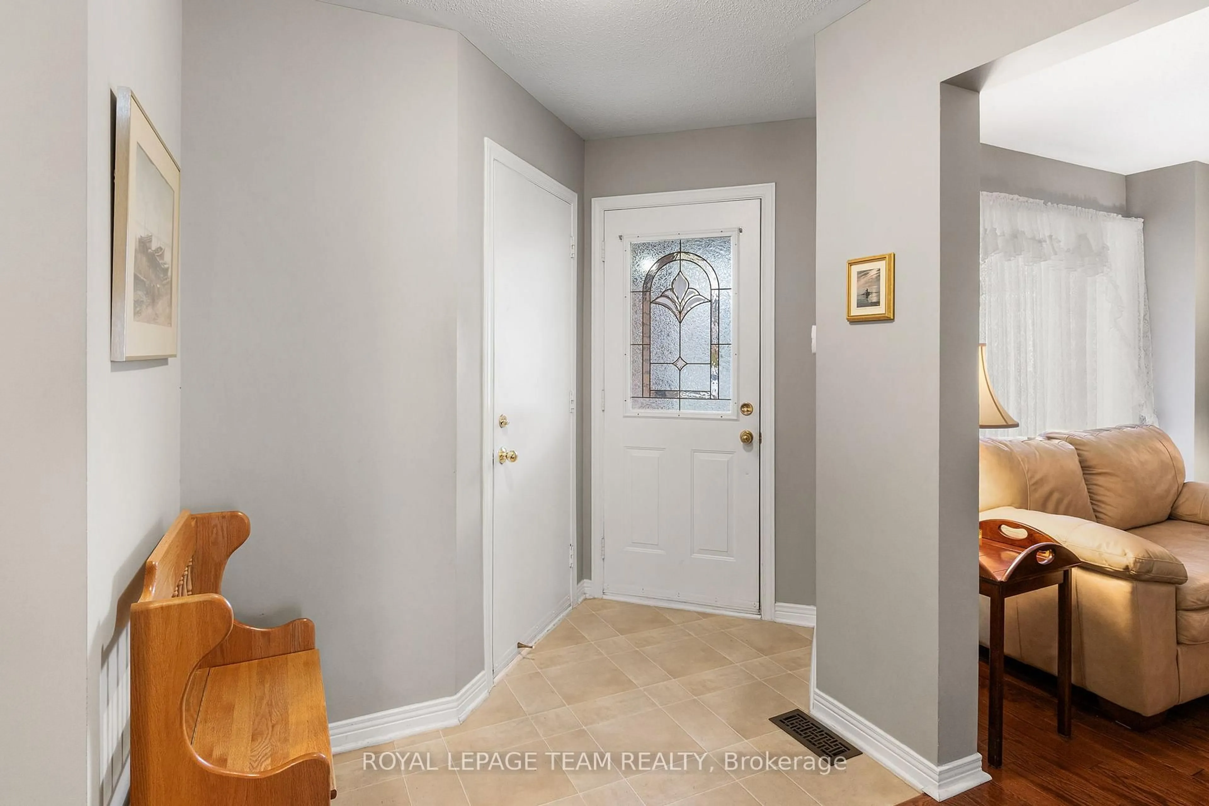 Indoor entryway for 937 Sheenboro Cres, Ottawa Ontario K4A 3M6