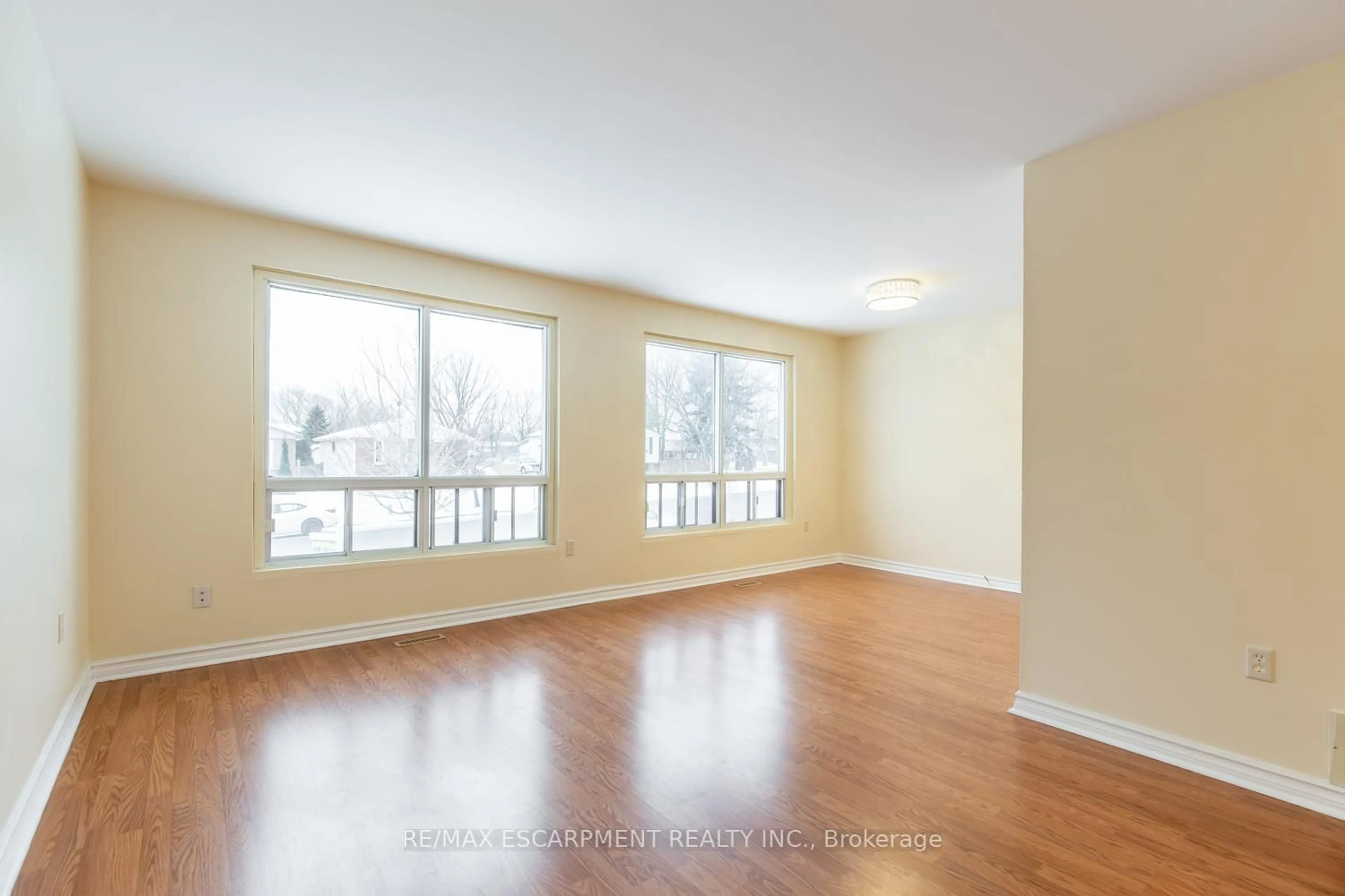 A pic of a room for 16 Garrow Dr, Hamilton Ontario L9C 6G9