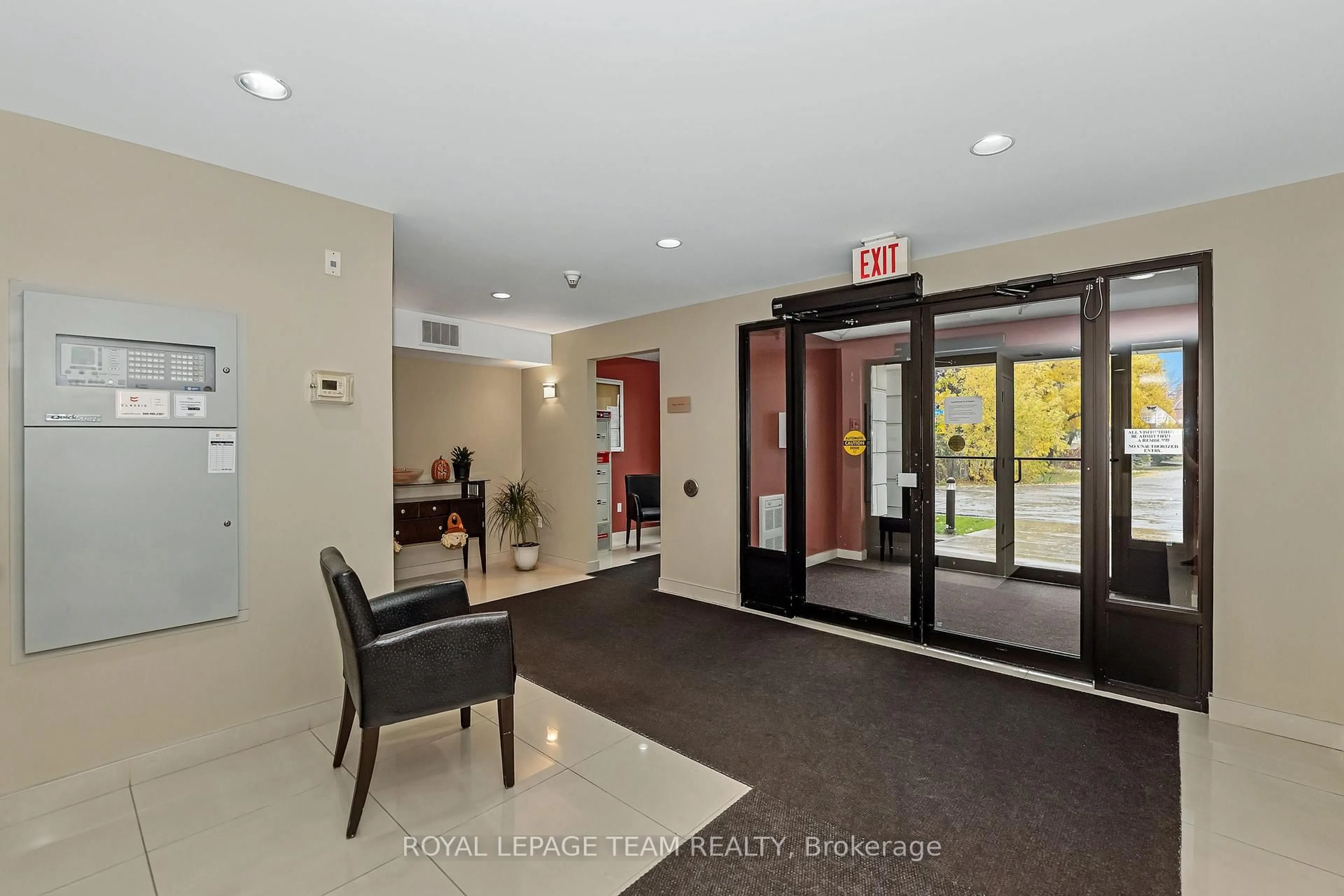 Indoor foyer for 14 Norice St #206, Ottawa Ontario K2G 2X4