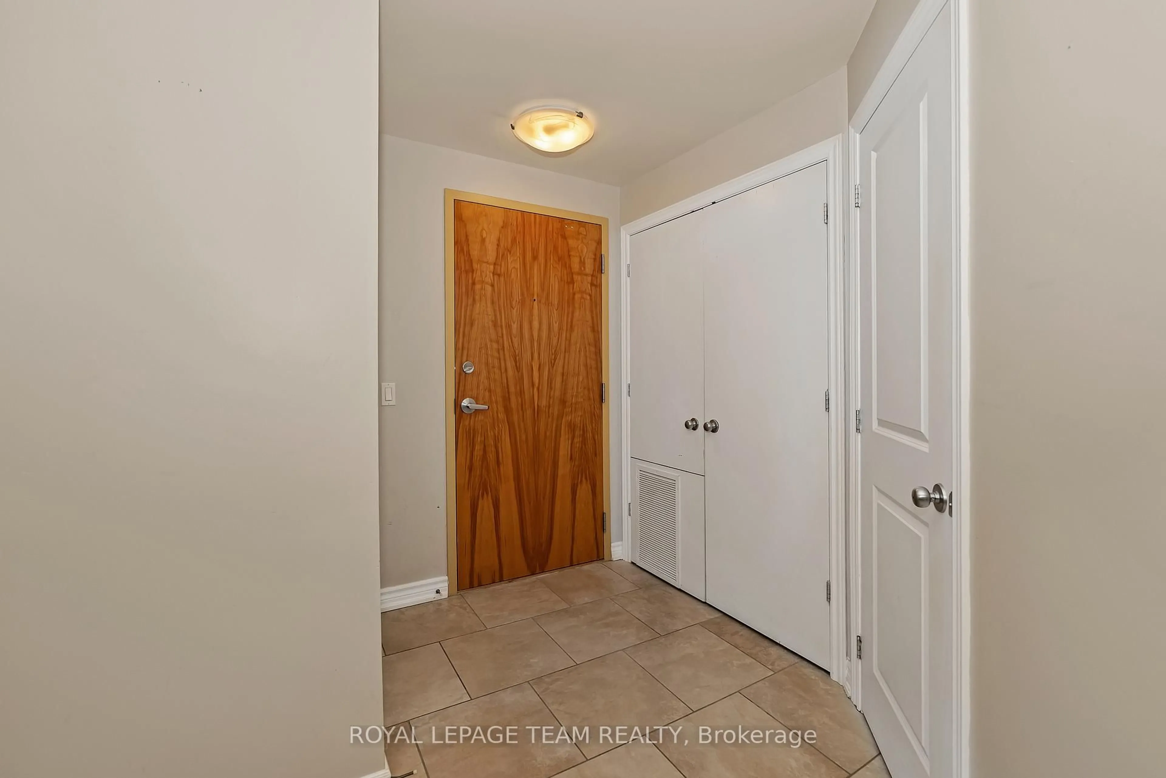 Indoor entryway for 14 Norice St #206, Ottawa Ontario K2G 2X4