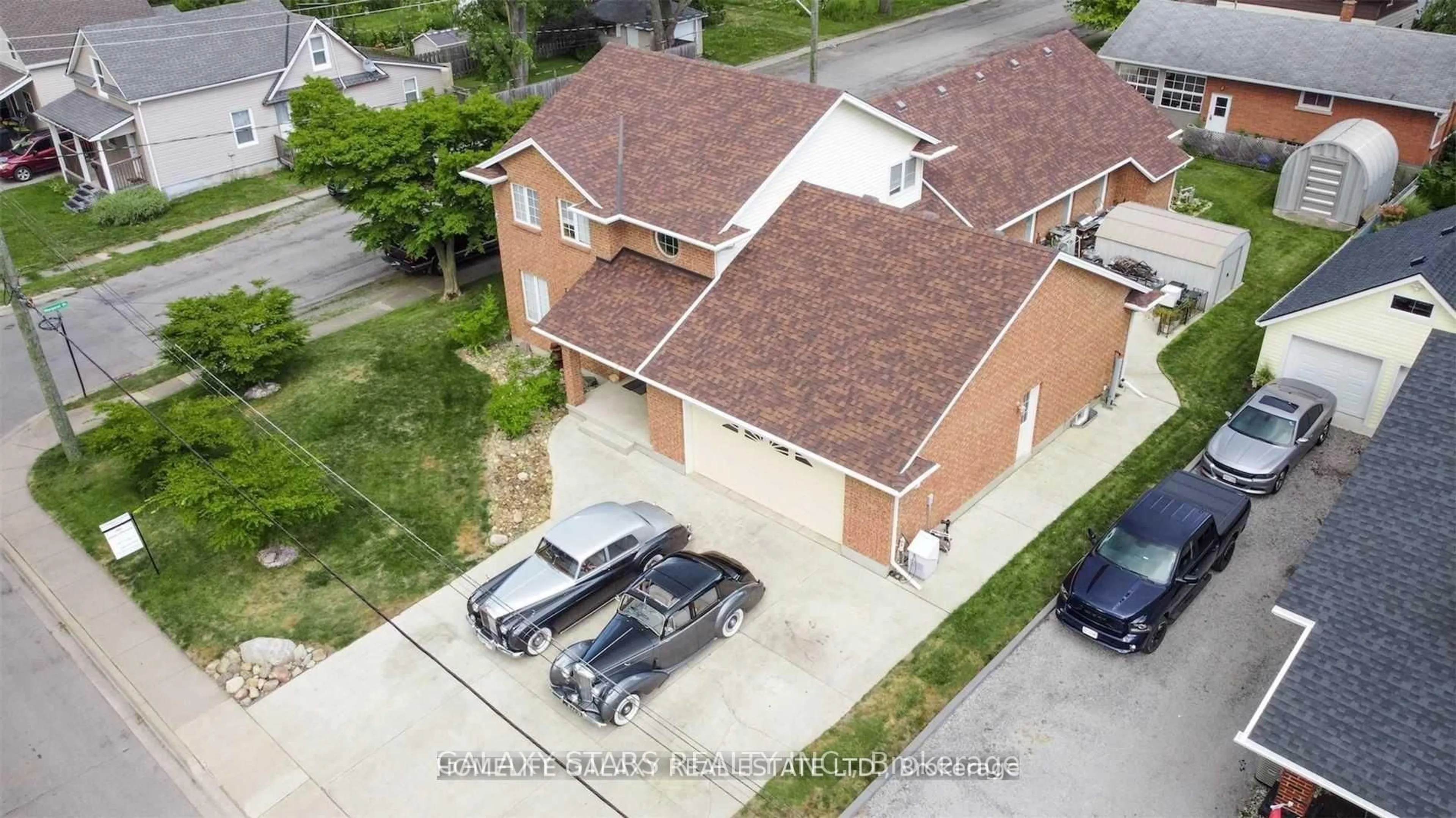 A pic from outside/outdoor area/front of a property/back of a property/a pic from drone, unknown for 242 Aqueduct St, Welland Ontario L3C 1C4