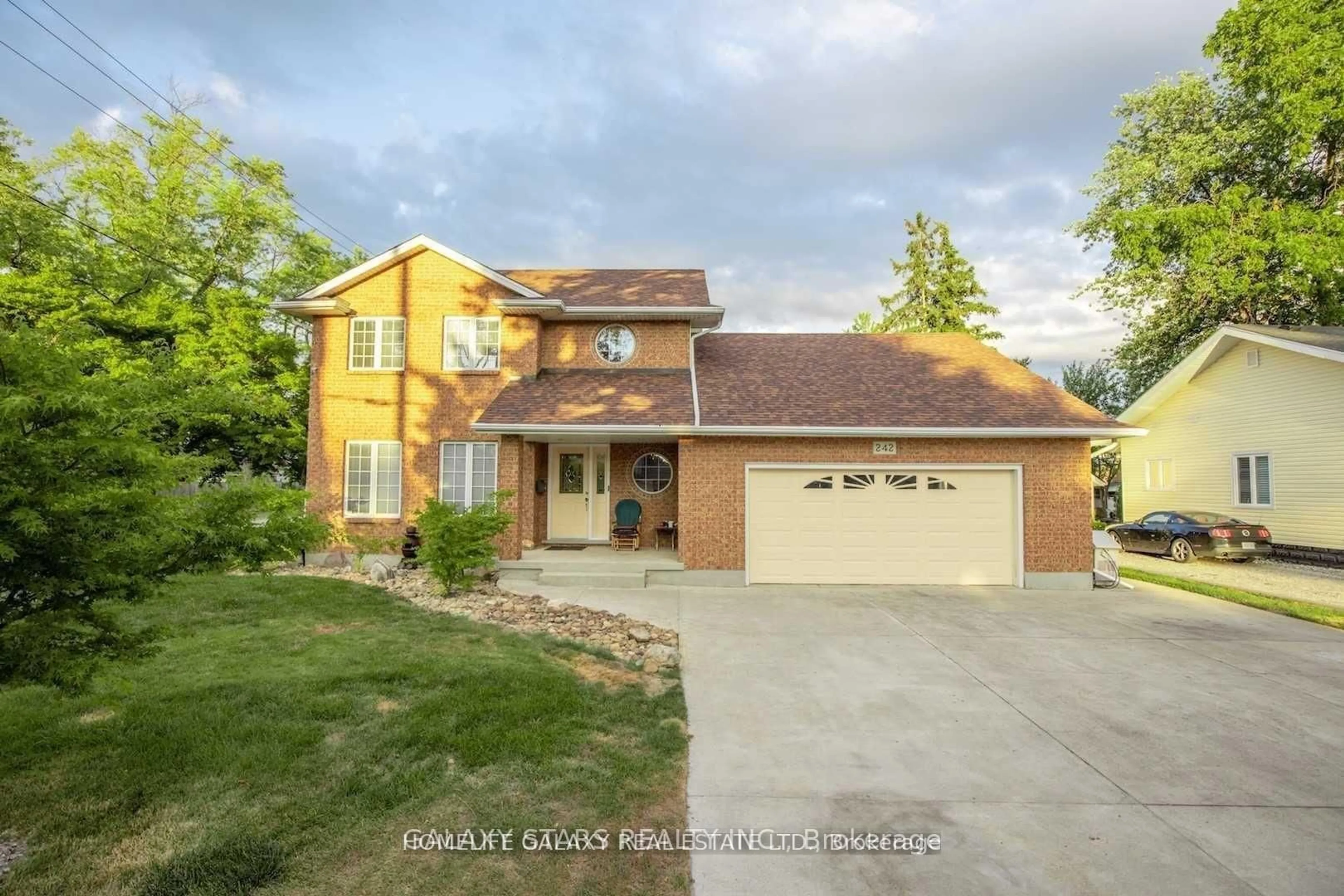 A pic from outside/outdoor area/front of a property/back of a property/a pic from drone, street for 242 Aqueduct St, Welland Ontario L3C 1C4