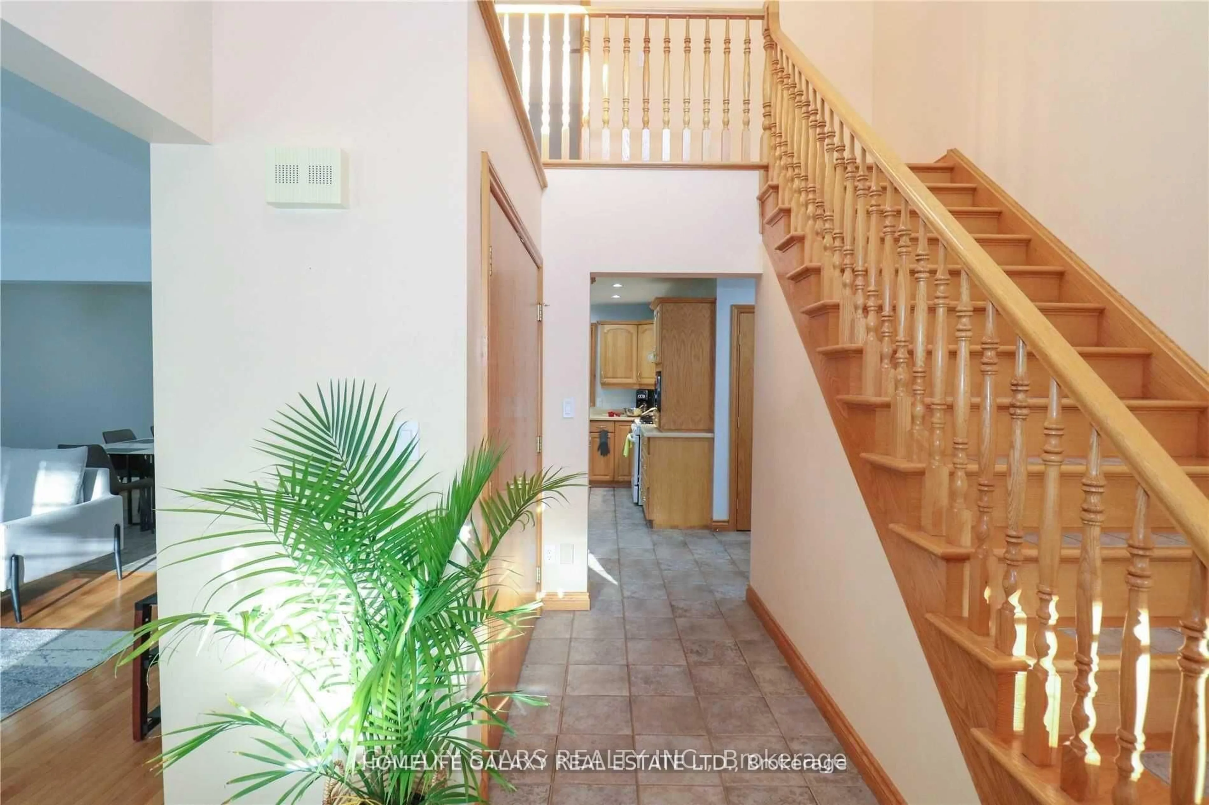 Indoor foyer for 242 Aqueduct St, Welland Ontario L3C 1C4