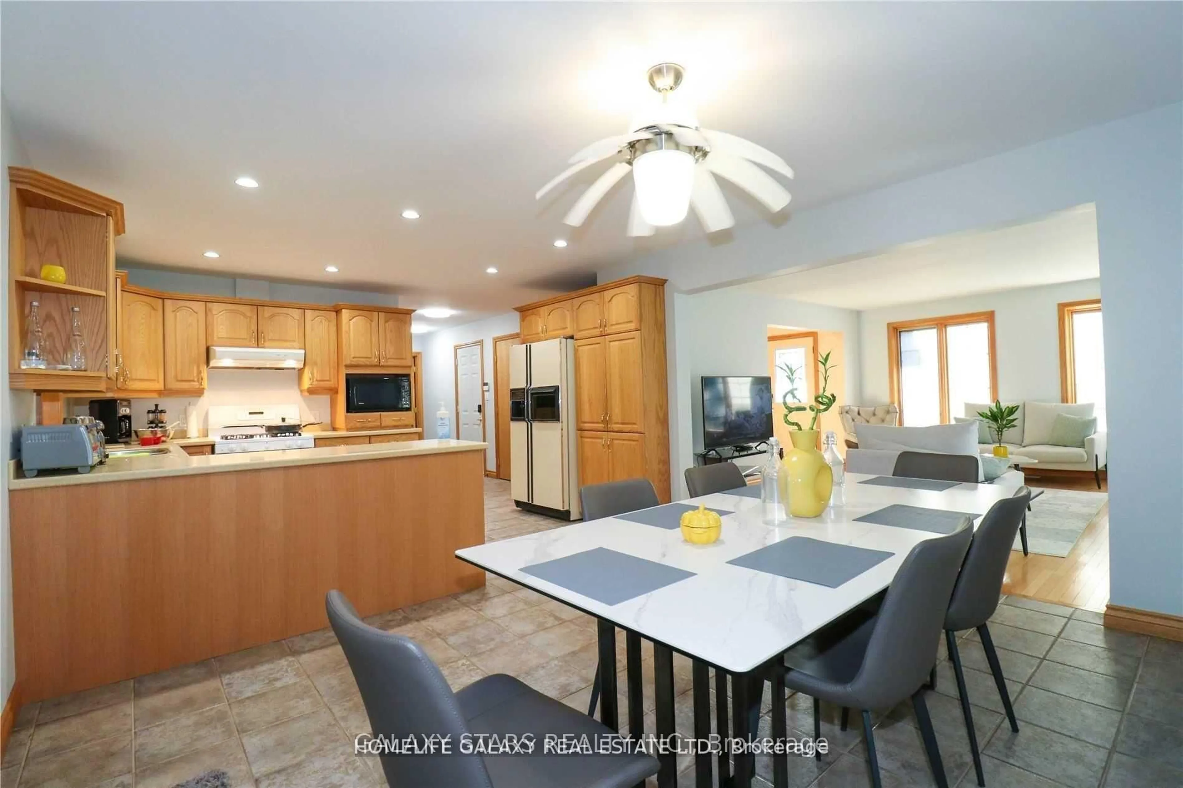 Open concept kitchen, ceramic/tile floor for 242 Aqueduct St, Welland Ontario L3C 1C4