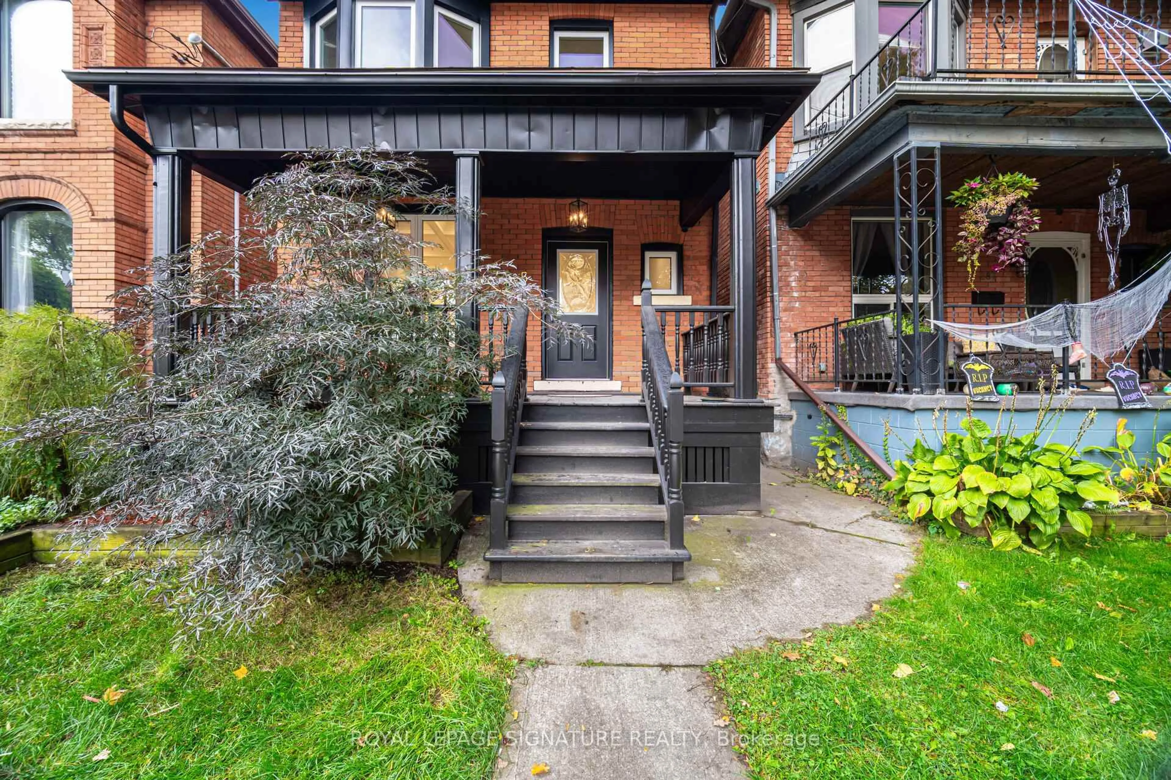 Home with brick exterior material, street for 285 Charlton Ave, Hamilton Ontario L8P 2E4