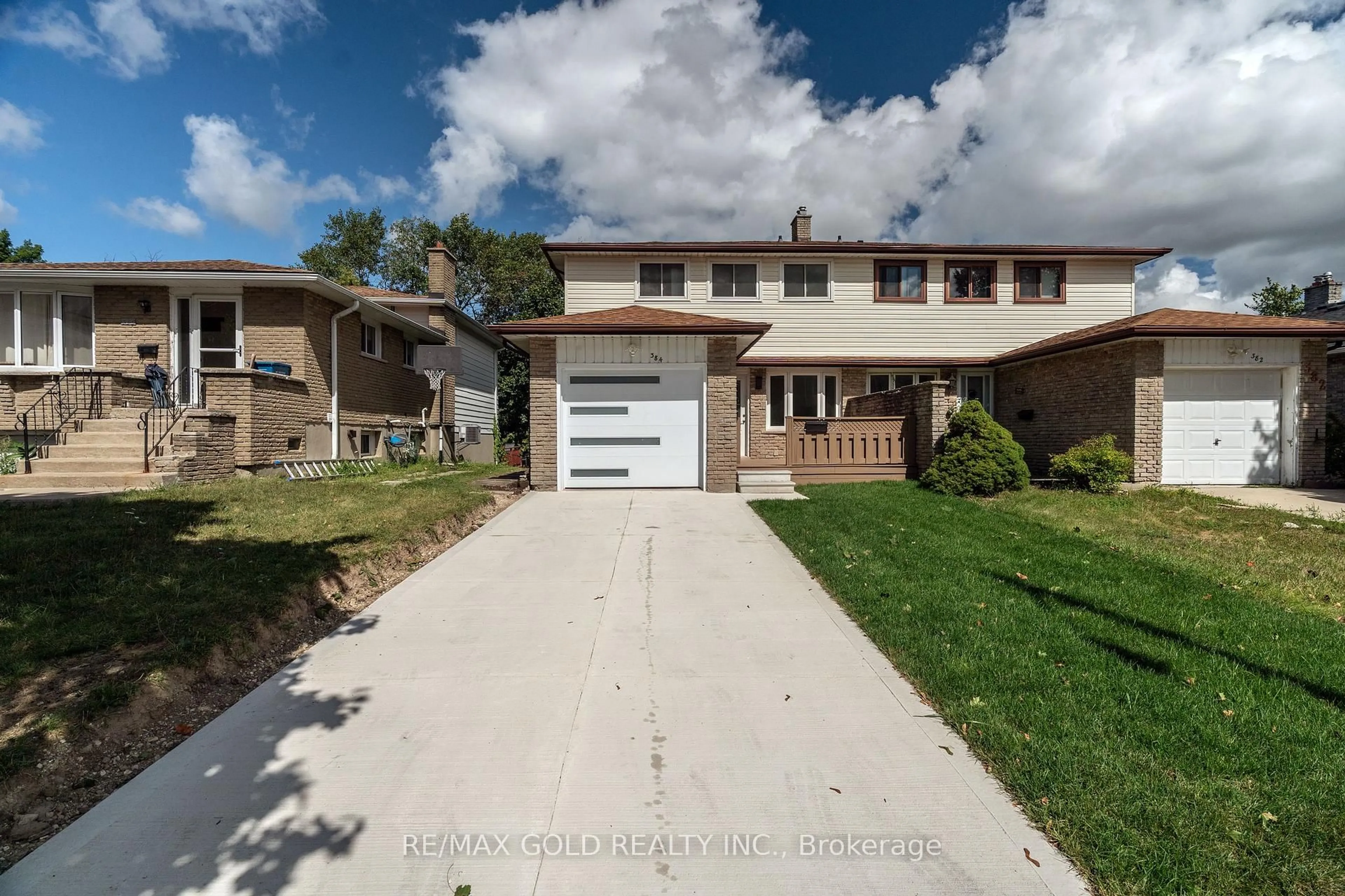 A pic from outside/outdoor area/front of a property/back of a property/a pic from drone, street for 384 Westwood Dr, Kitchener Ontario N2M 2L6