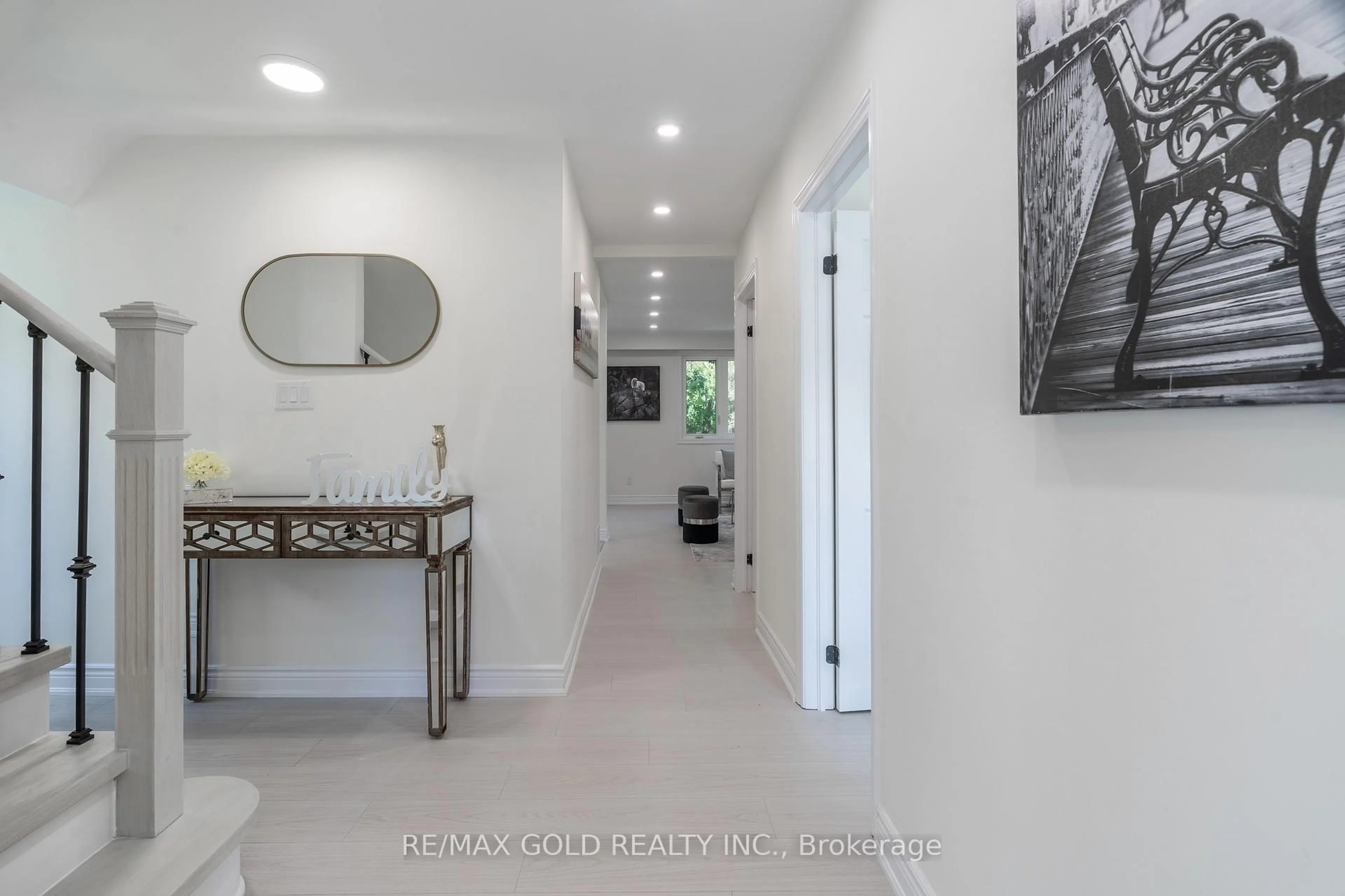 Indoor entryway for 384 Westwood Dr, Kitchener Ontario N2M 2L6