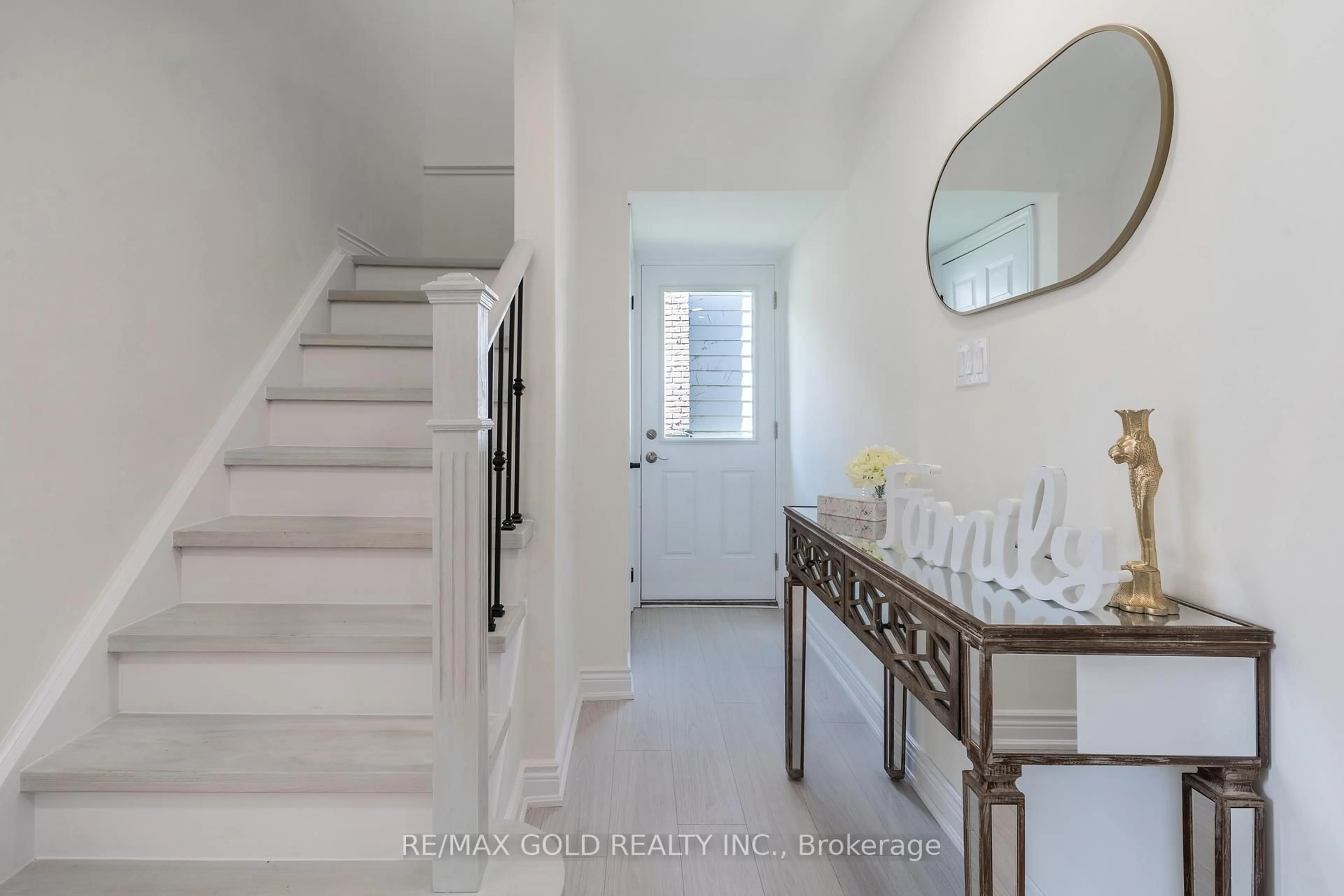 Indoor entryway for 384 Westwood Dr, Kitchener Ontario N2M 2L6