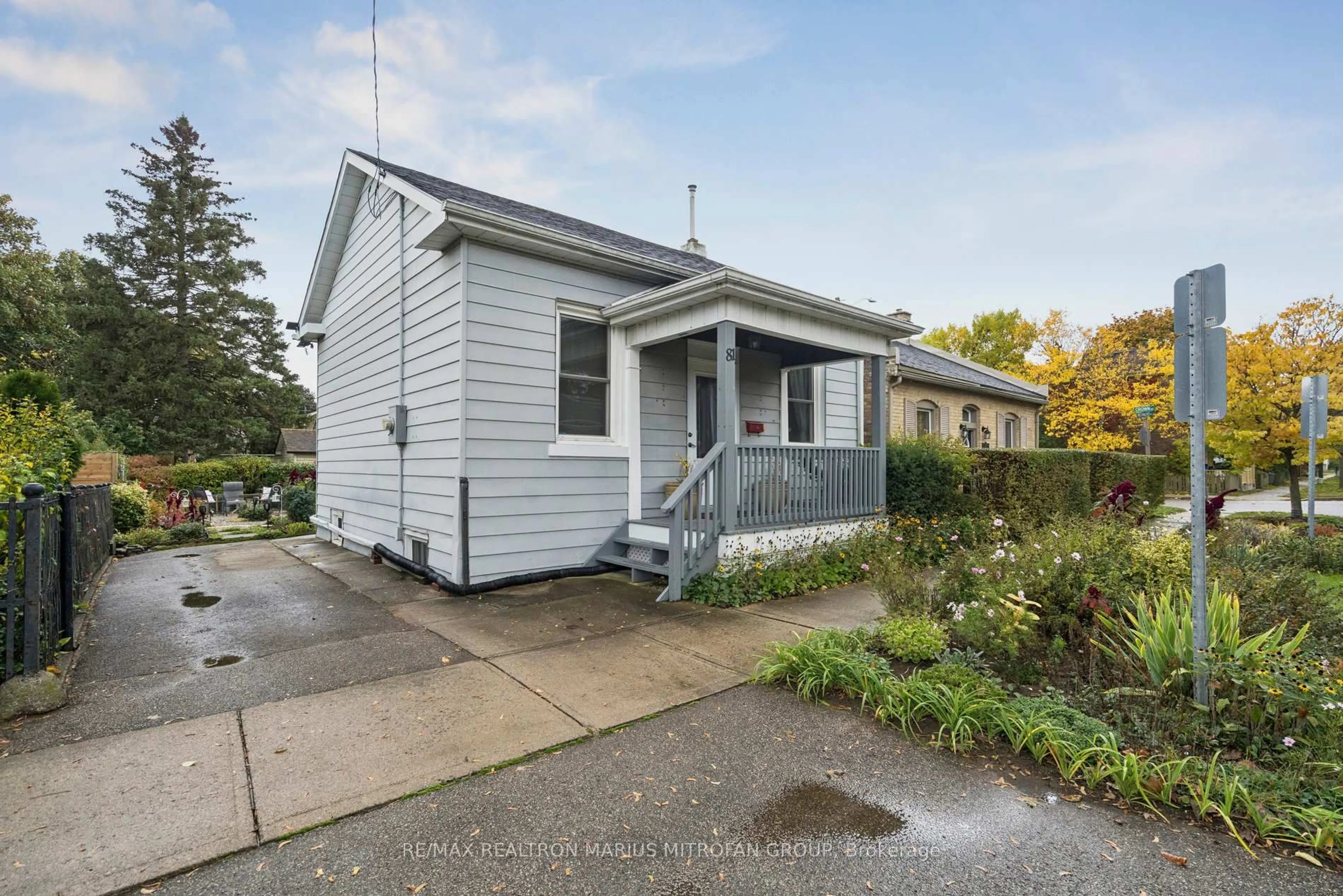Home with vinyl exterior material, street for 81 Richmond St, Brantford Ontario N3T 3Y7
