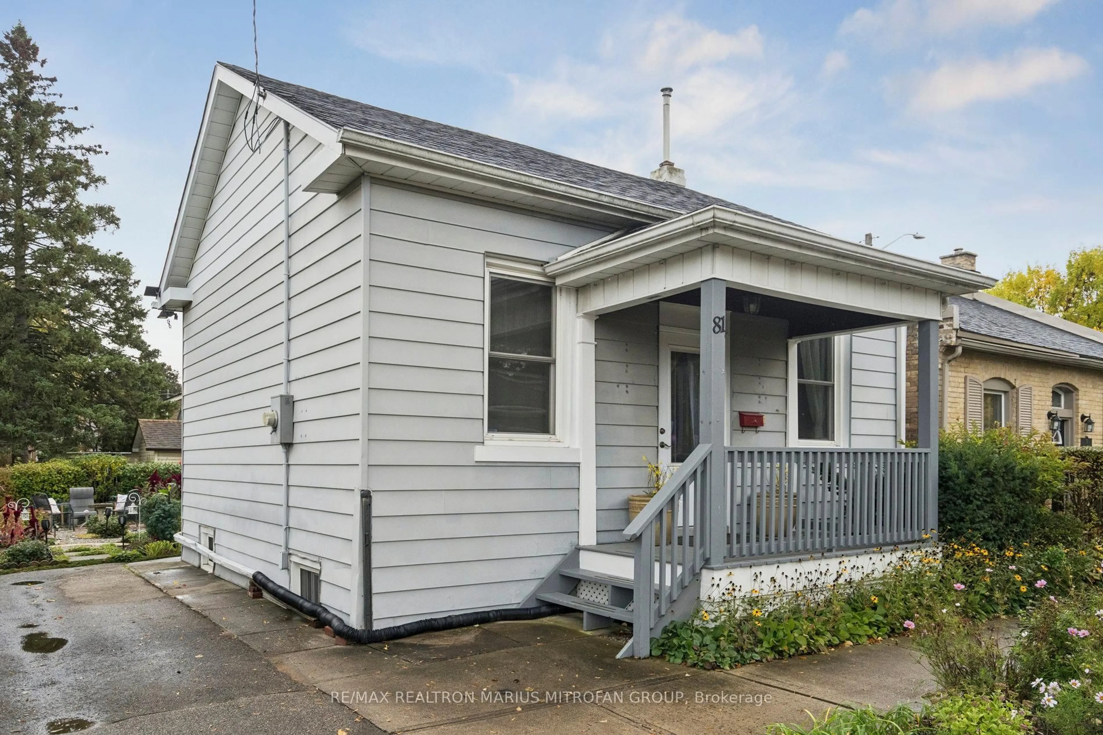 Home with vinyl exterior material, street for 81 Richmond St, Brantford Ontario N3T 3Y7