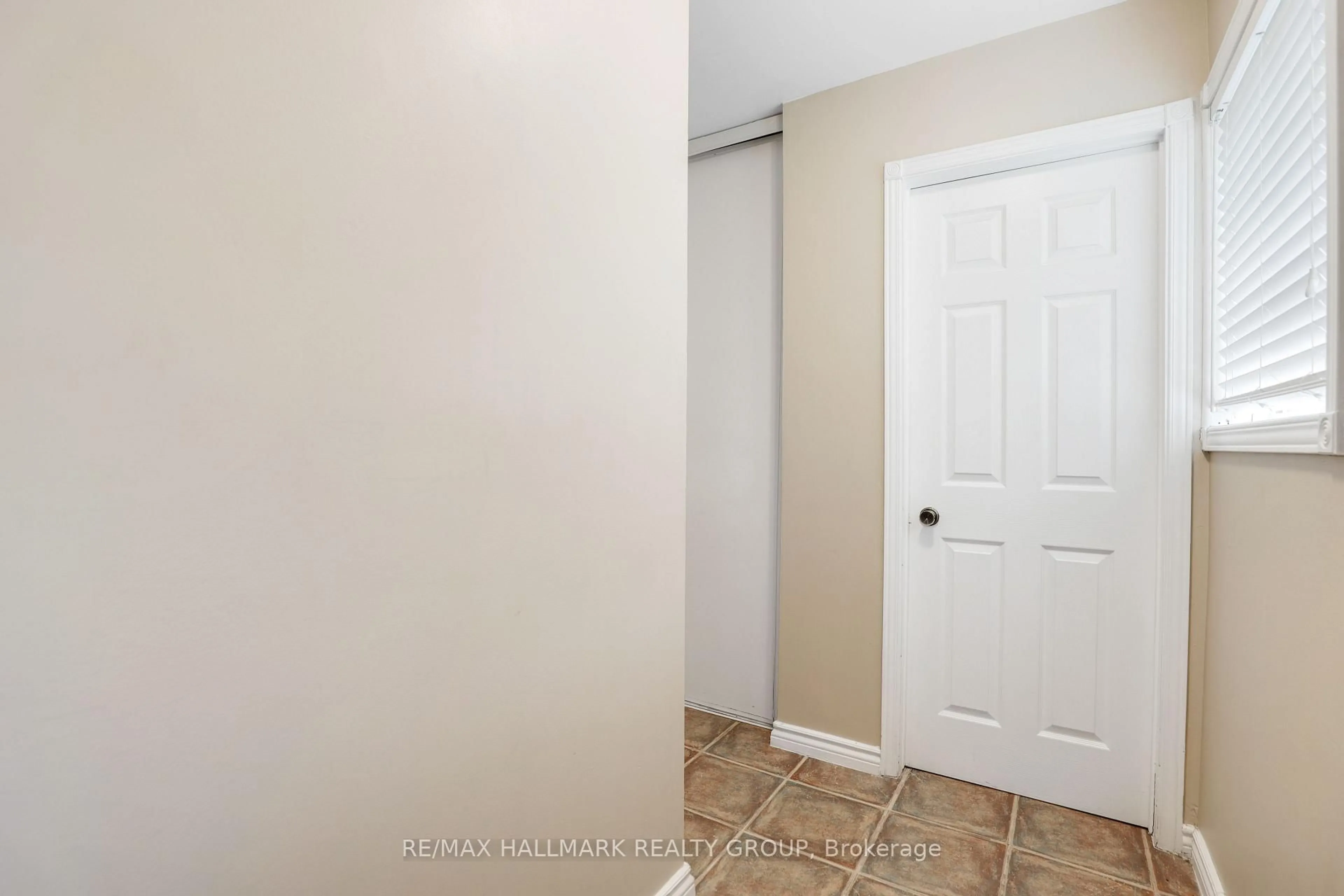 Indoor entryway for 1637 Saxony Cres, Ottawa Ontario K1B 5K8