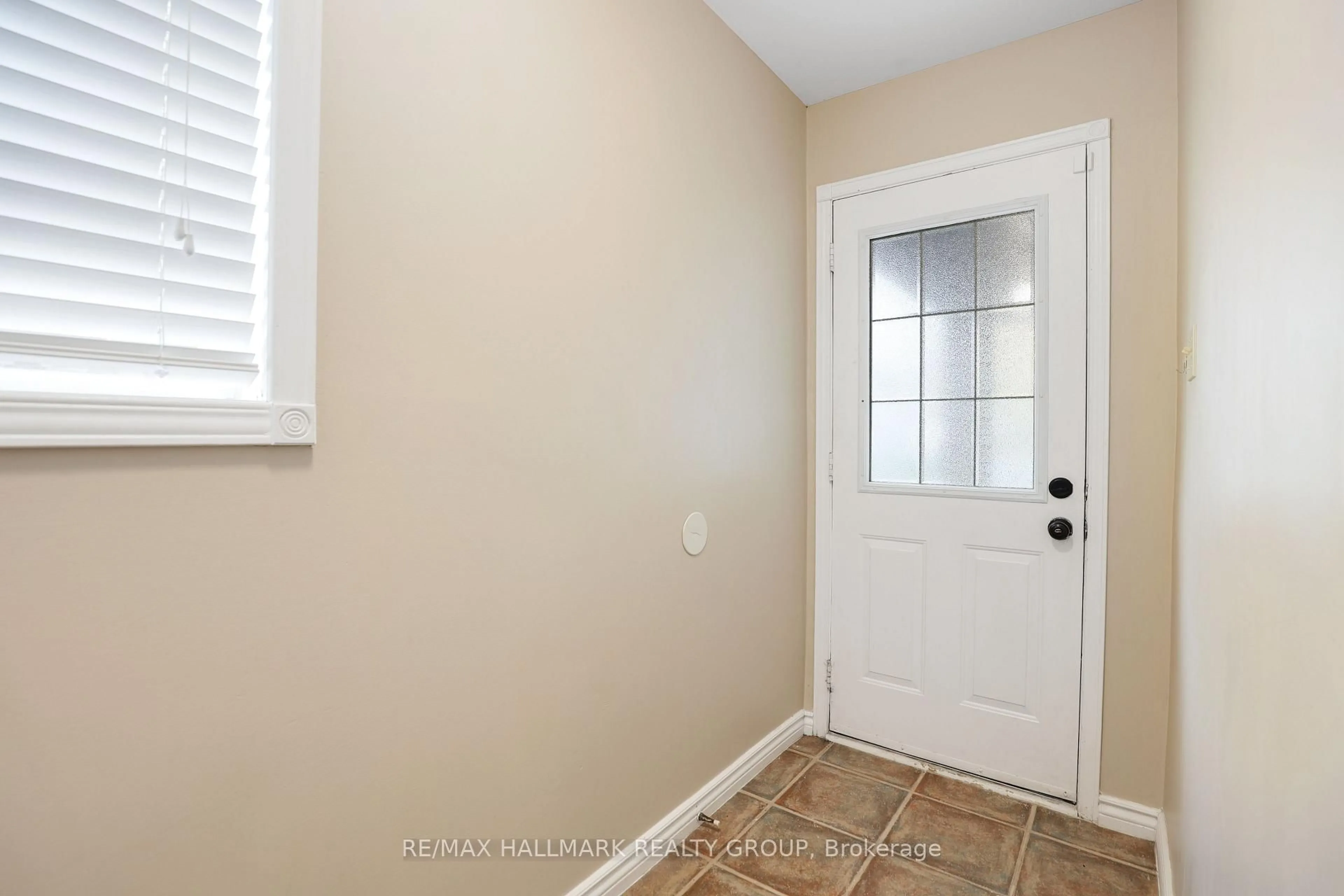 Indoor entryway for 1637 Saxony Cres, Ottawa Ontario K1B 5K8