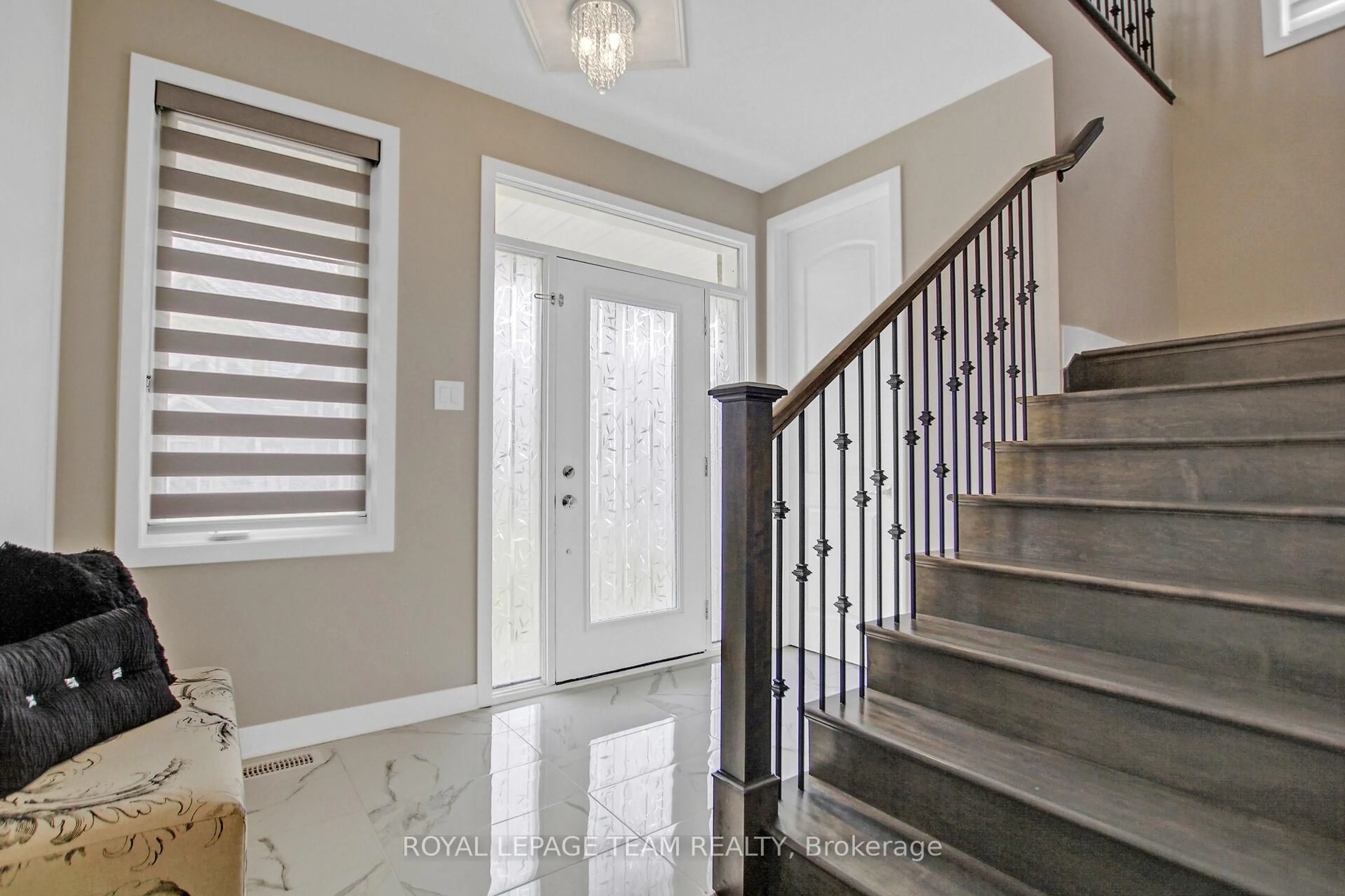 Indoor entryway for 248 PURSUIT Terr, Richmond Ontario K0A 2Z0