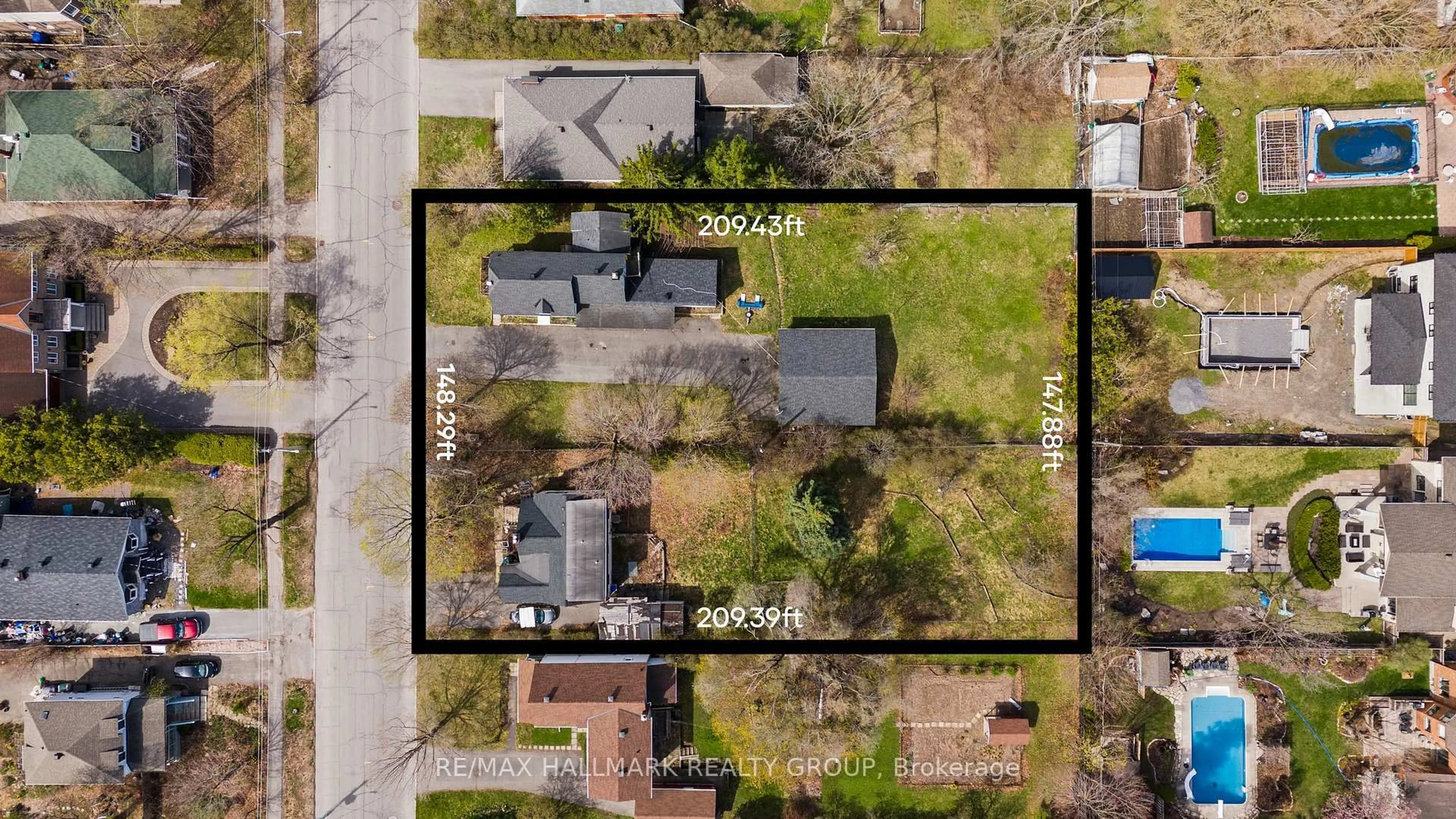A pic from outside/outdoor area/front of a property/back of a property/a pic from drone, street for 279/285 Pleasant Park Rd, Ottawa Ontario K1H 5M7