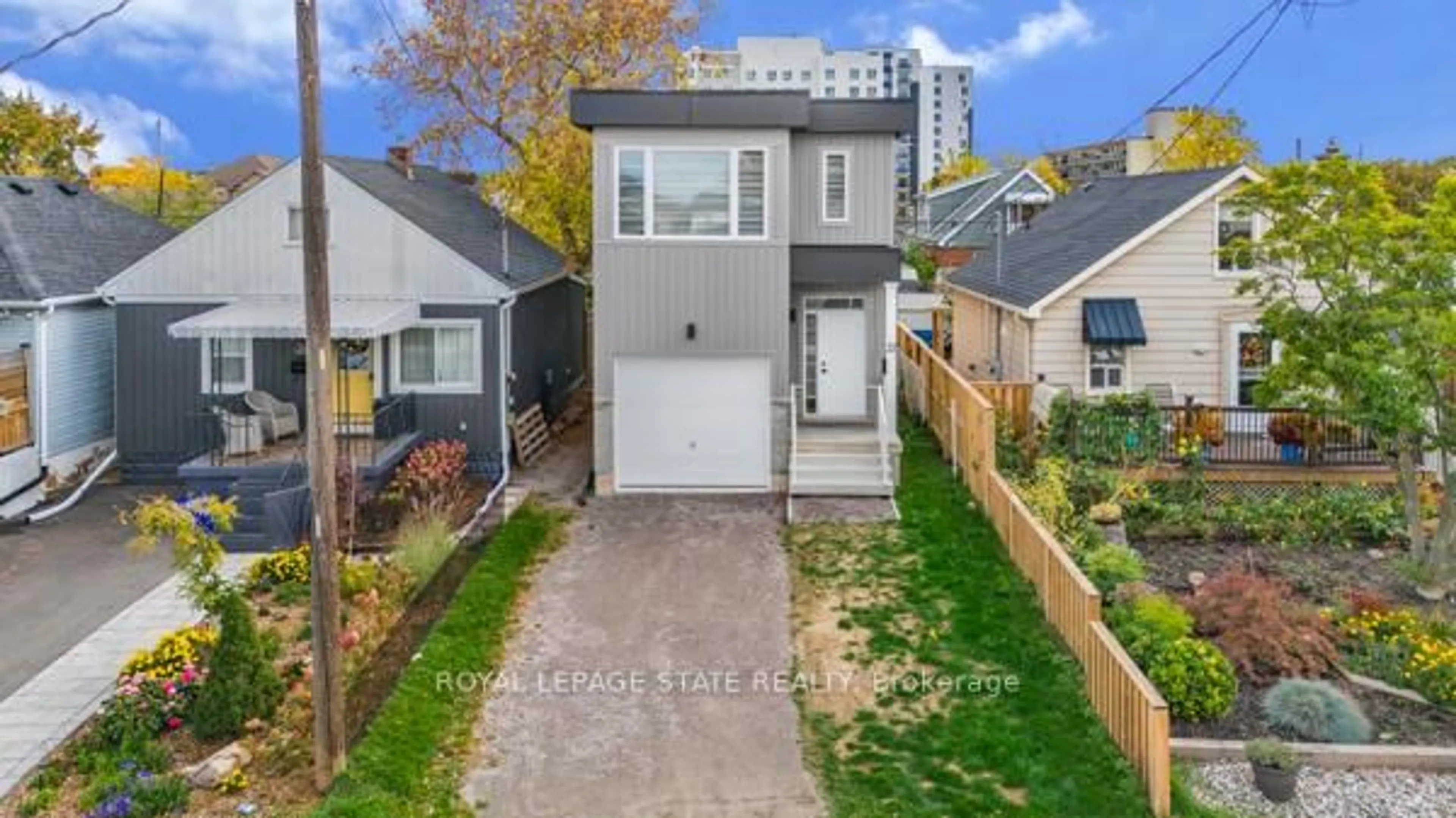 A pic from outside/outdoor area/front of a property/back of a property/a pic from drone, street for 37 Delena Ave, Hamilton Ontario L9H 1B7